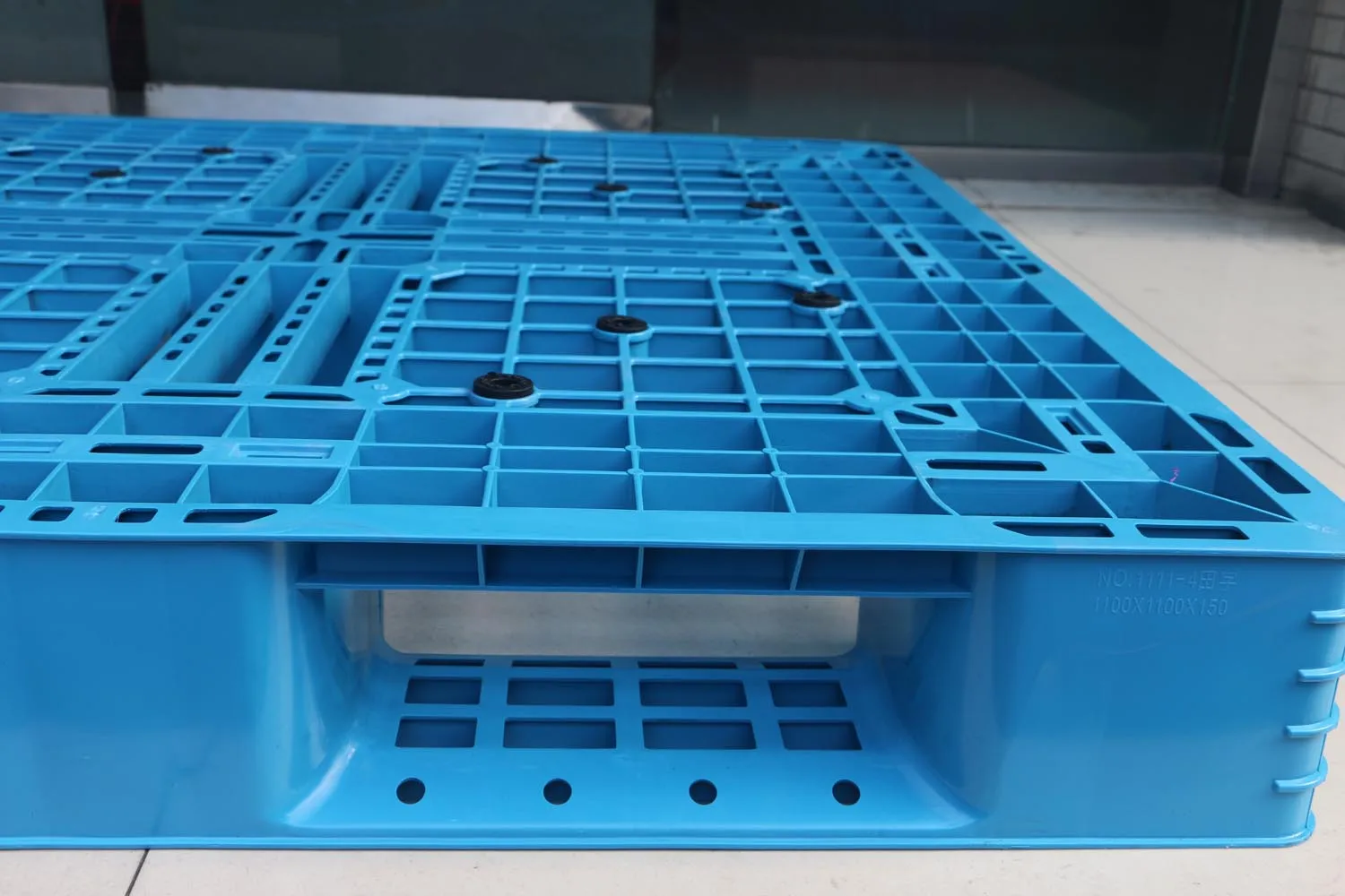 NEXARA 1100*1100*150mm HDPE Euro Plastic Pallet 4t Static Load Capacity 1111 Grid Field 4-Way Entry Single