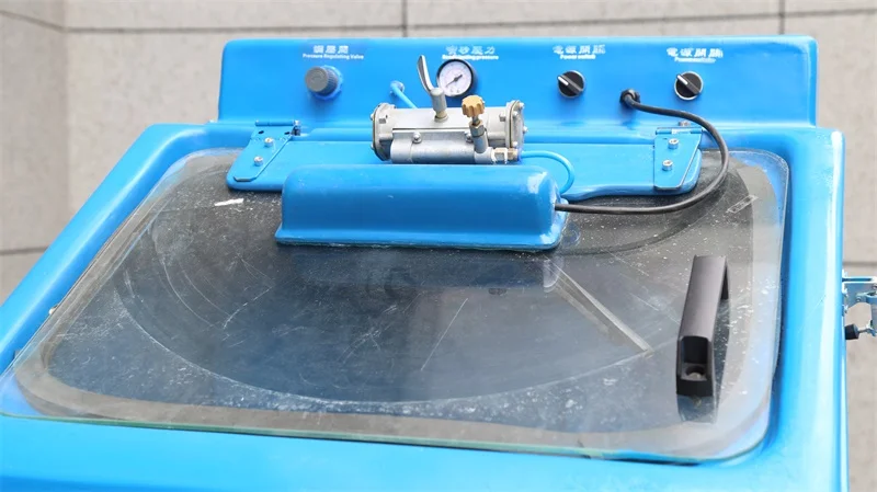 Enclosed sandblasting box machine for paint and rust removing