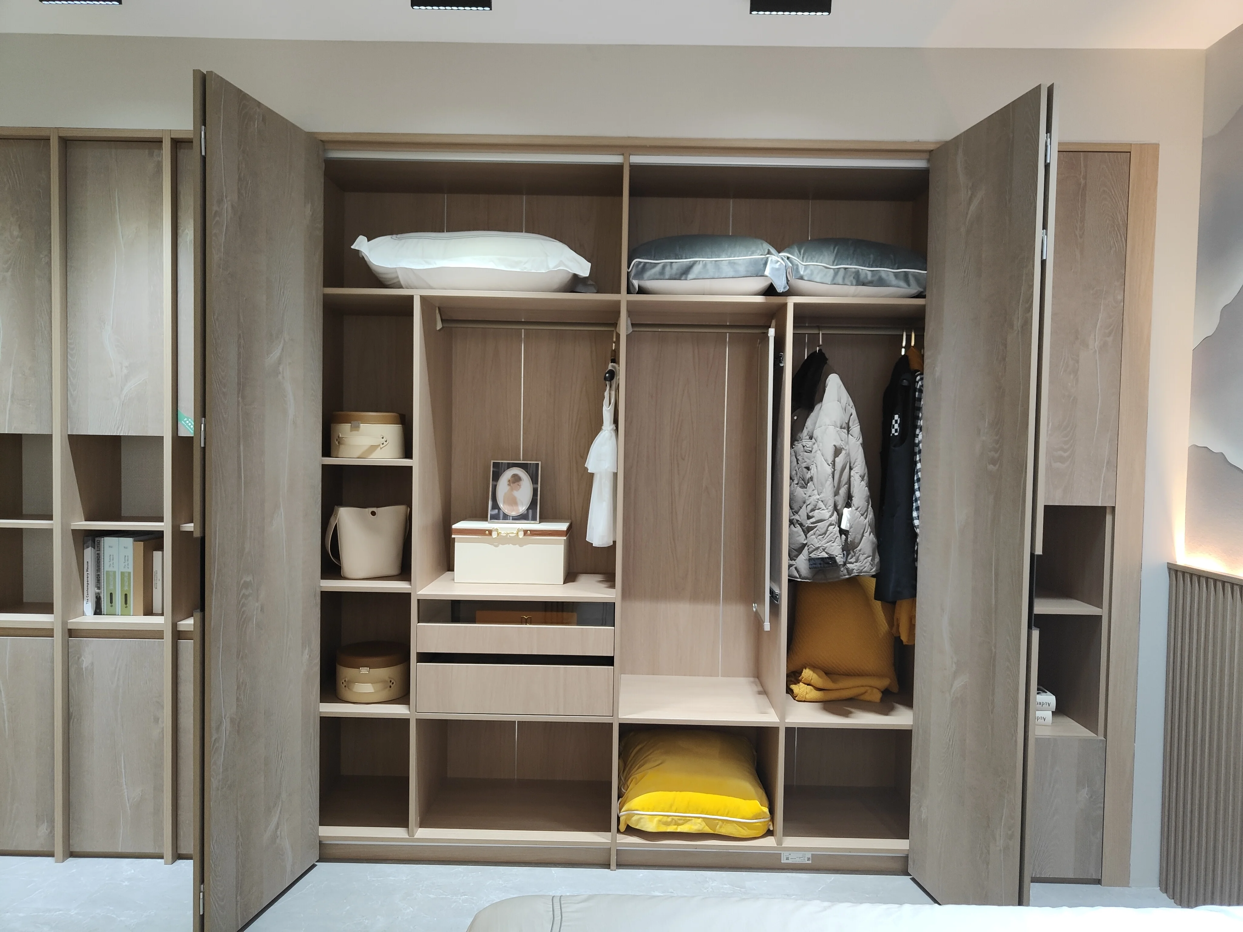 Lacquer L shaped modern walk in closet custom design clothes storage wood bedroom furniture cupboards wardrobe bedroom closet