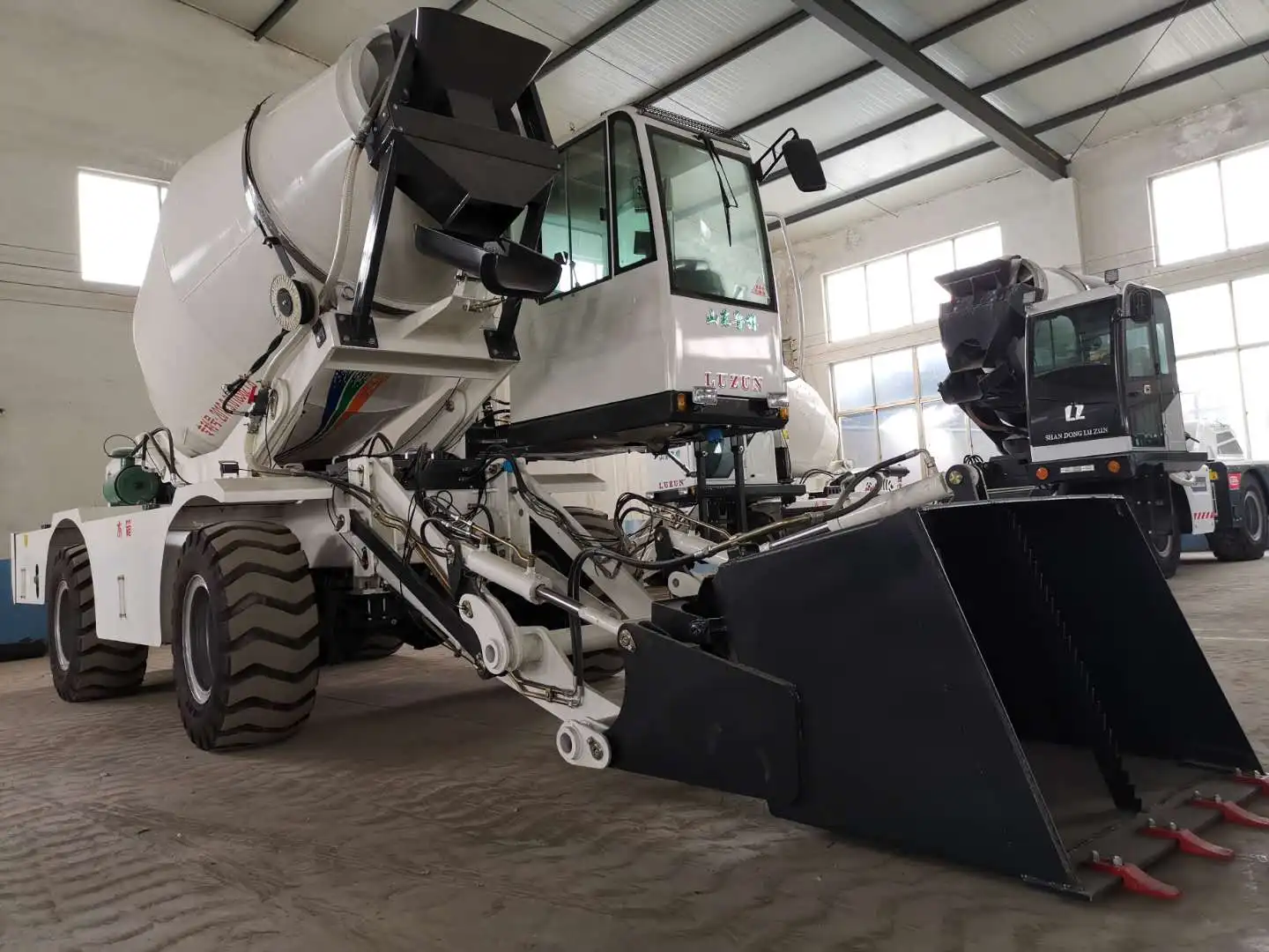 LUZUN integrated 4cbm output diesel engine self loading concrete mixer truck