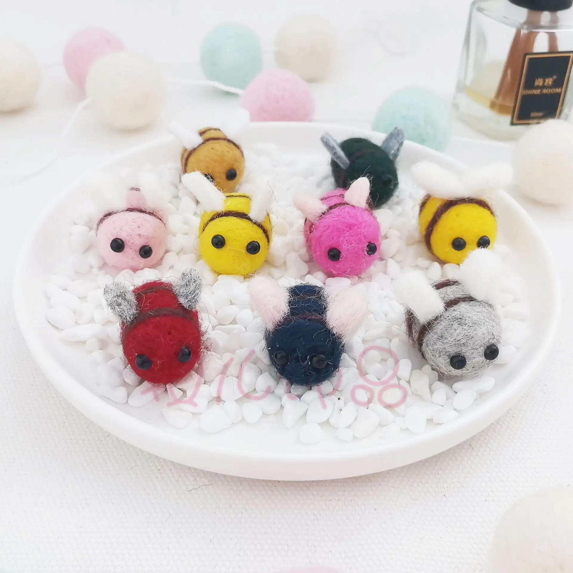 Christmas Decor Yellow Wool Felt Bee Ball Mini Cute Bumble Bee 30 Pcs Yellow Wool Felt Bee for Home Stage Birthday Parties