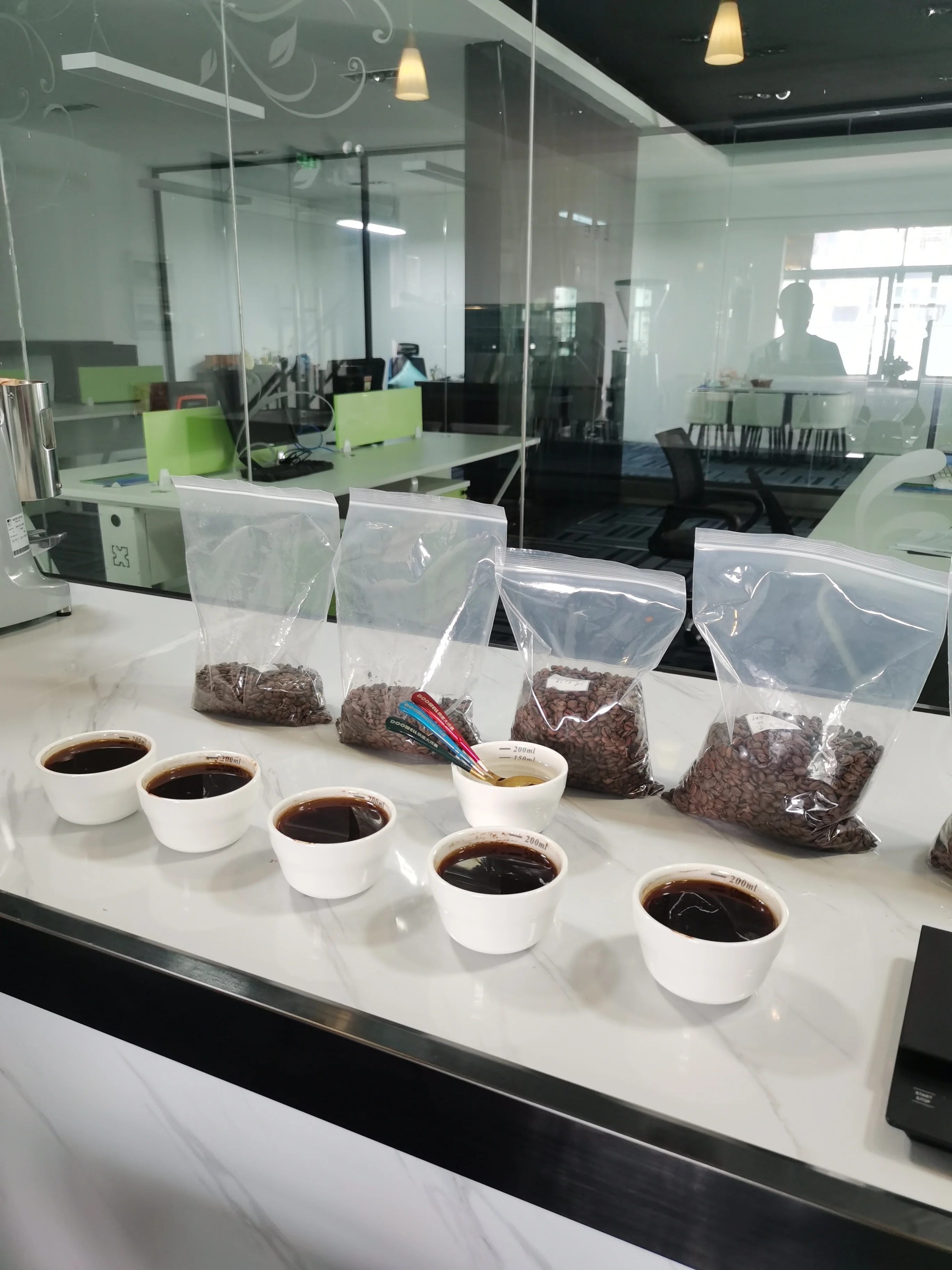 Местные Арабика Эспрессо итальянская смесь жареные цельные кофейные зерна OEM 1 кг