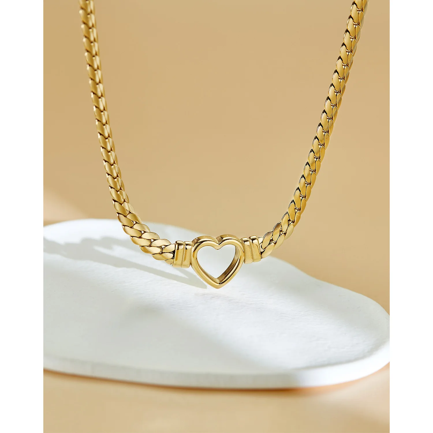 2023 New Trendy Stainless Steel Snake Bone Chain Silver Gold Plated with Heart Pendant Choker for Gift Featuring Pearl