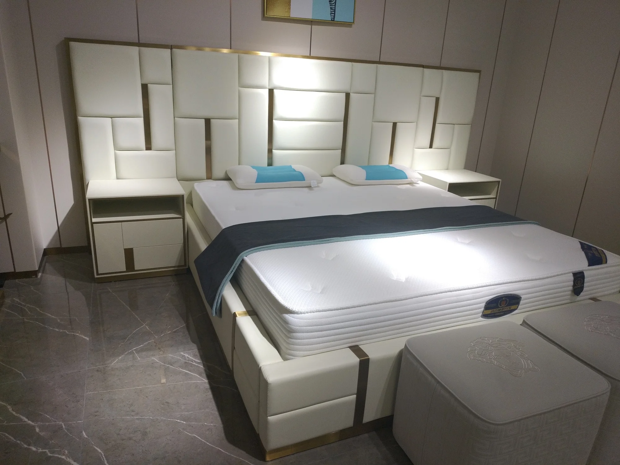 Postmodern American Luxury Bed Master Bedroom 1.8 Meters Solid Wood Wedding Bed Size Apartment Villa Bed