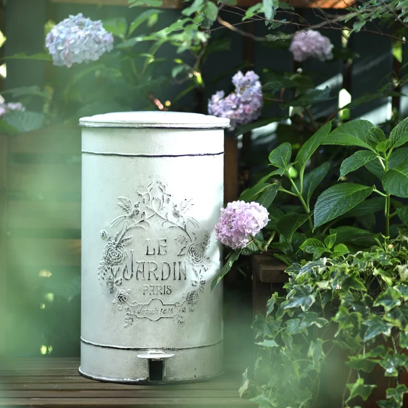 Home Decoration Ornaments Retro Wrought Iron Trash Can Pedal Type with Lid Garden Villa Trash Bin Waste Paper Basket