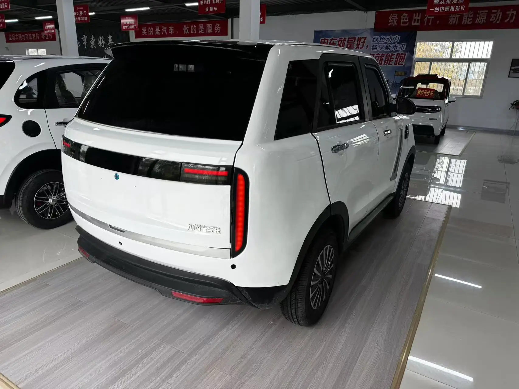 Hot new energy car small Range Rover five-door four-seat double row electric car automatic luxury seat tram