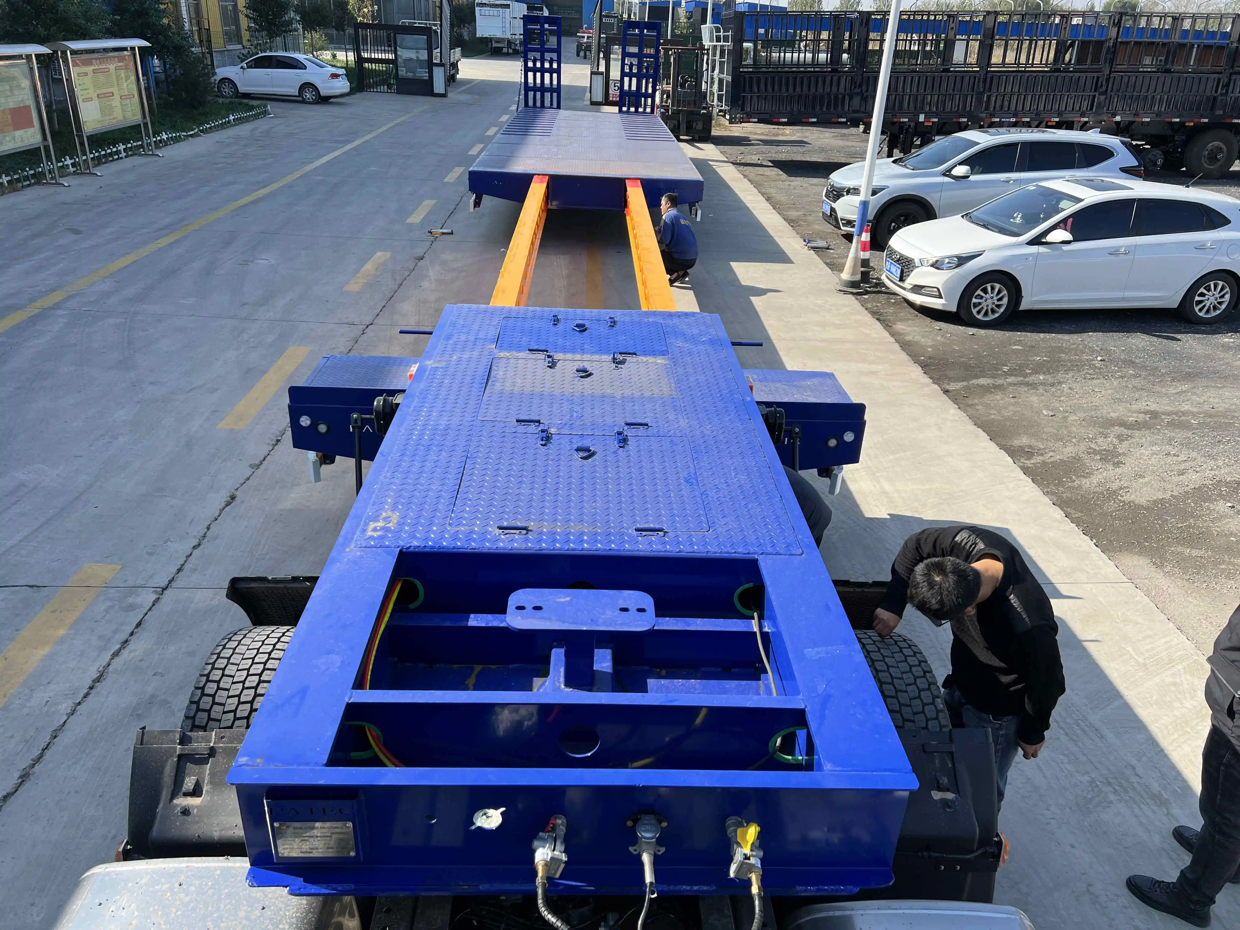 Hydraulic Extendable 80 Tons 4Axles Low Loader Heavy Duty Excavator Transport Step Drop Deck Lowboy