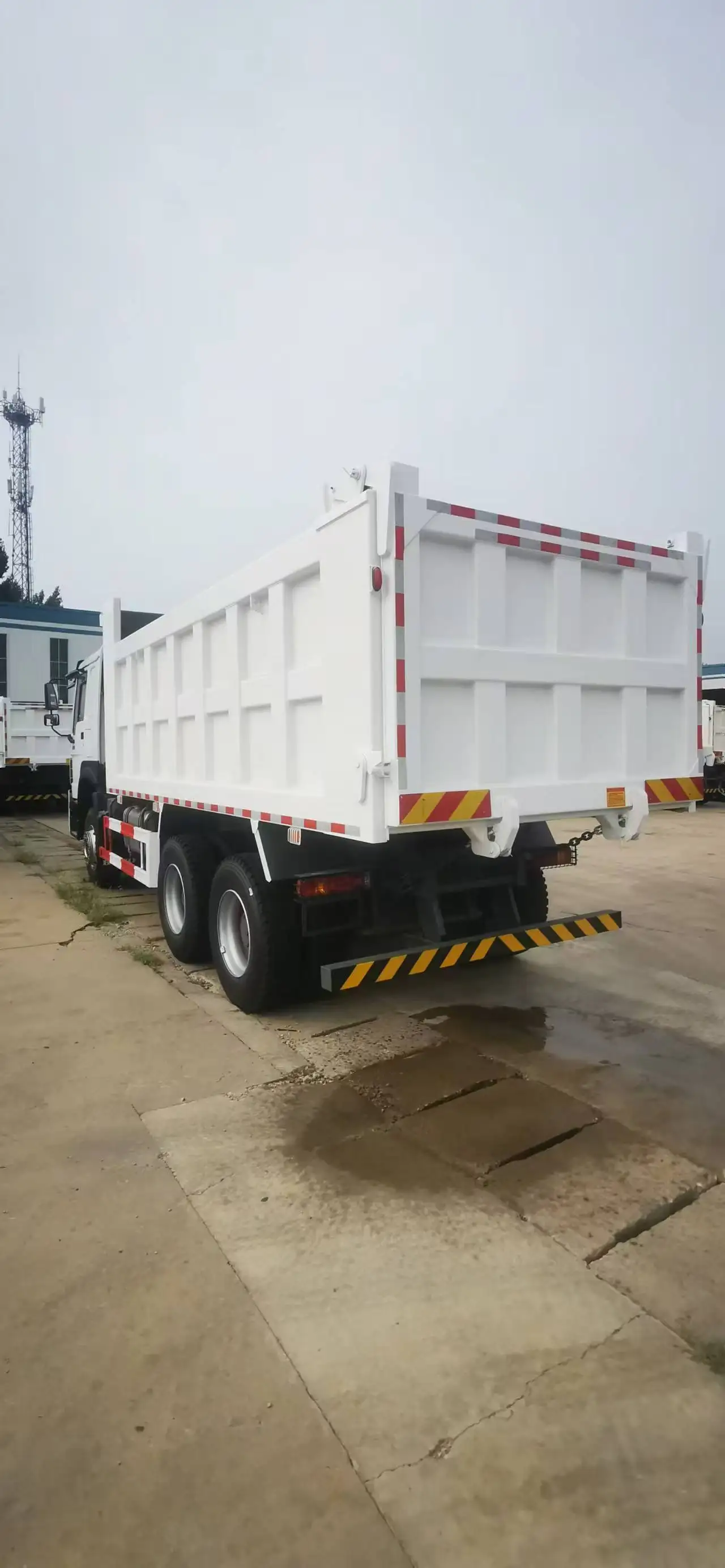 Howo 8X4 Heavy Duty Diesel Dump Truck with Left Steering Manual Transmission Euro 2 Emission Standard Howo Brand