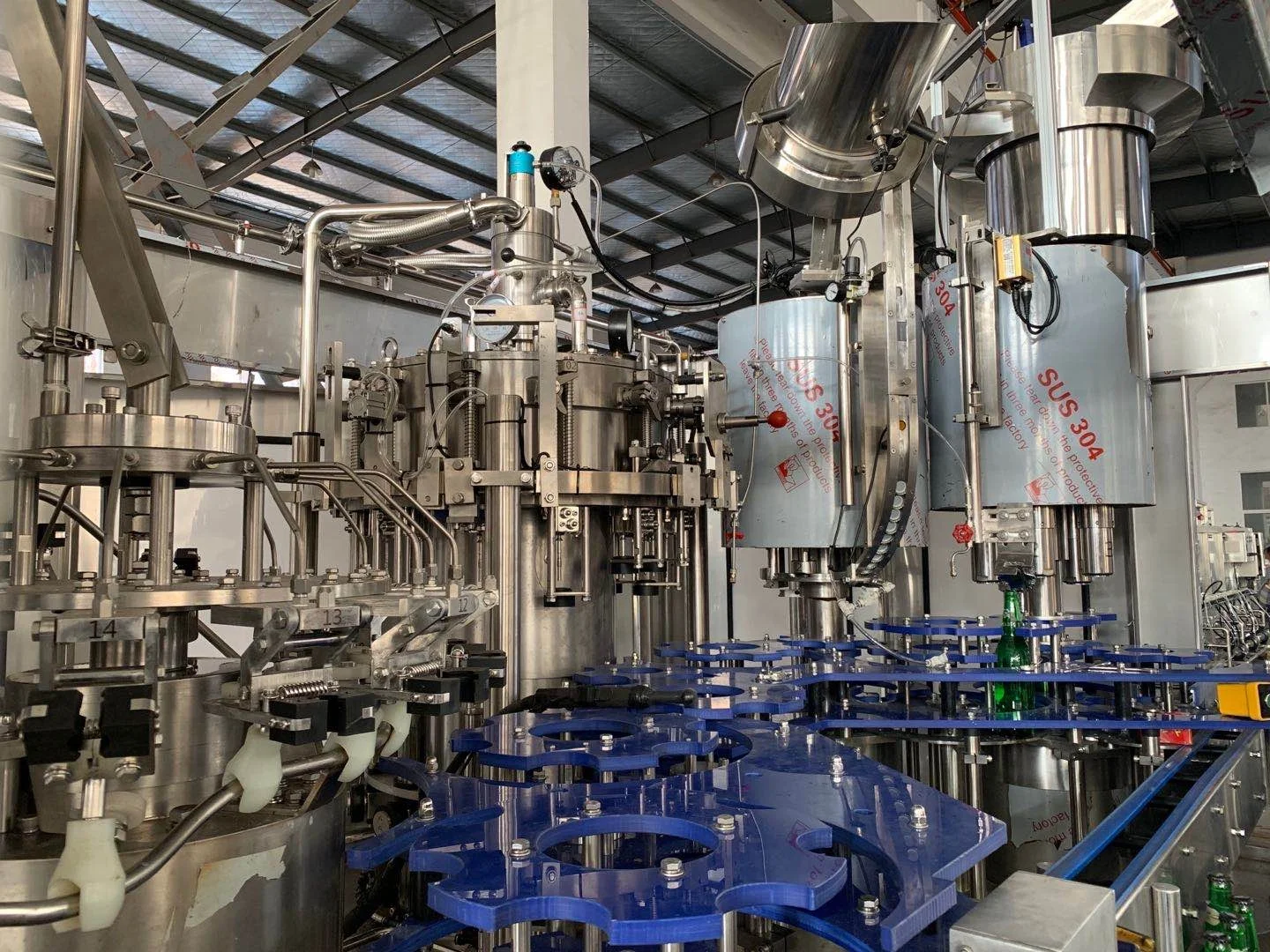 New Style 1000-20000bph complete automatic carbonated water filling machine 4 liner