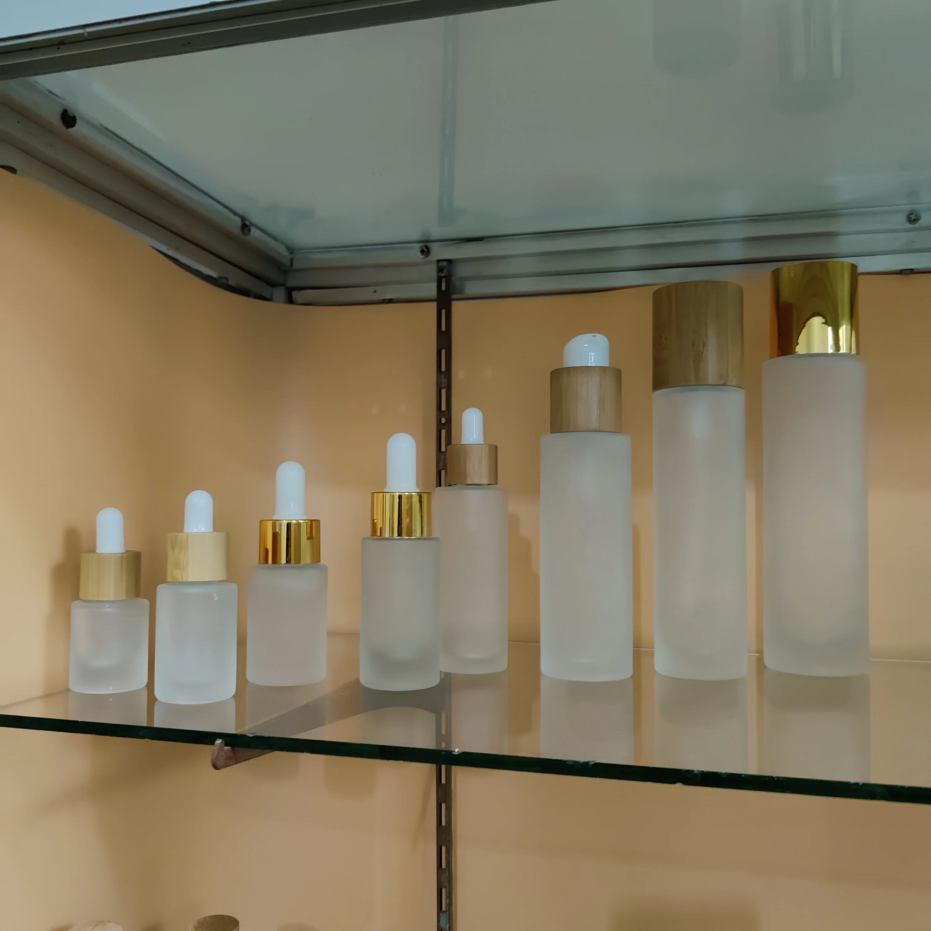 High quality 1 oz 1/2 oz 1 fl oz 2 oz 4 oz bamboo pump/dropper empty  frosted round  glass bottles for cosmetics