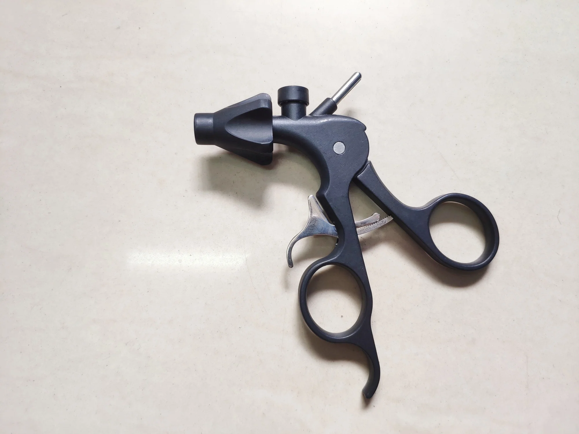 Хирургические лапароскопические инструменты, монопольные щипцы maryland для захвата, ножницы, черная легкая пластиковая ручка с храповым механизмом