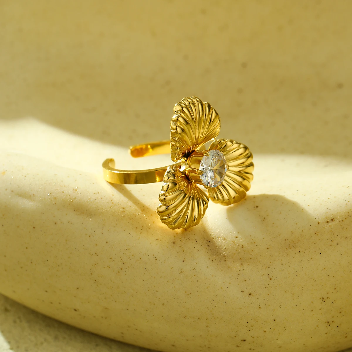 High quality stainless steel 18K PVD gold-plated clover ring with inlaid rhinestone fashion crystal flower ring for women