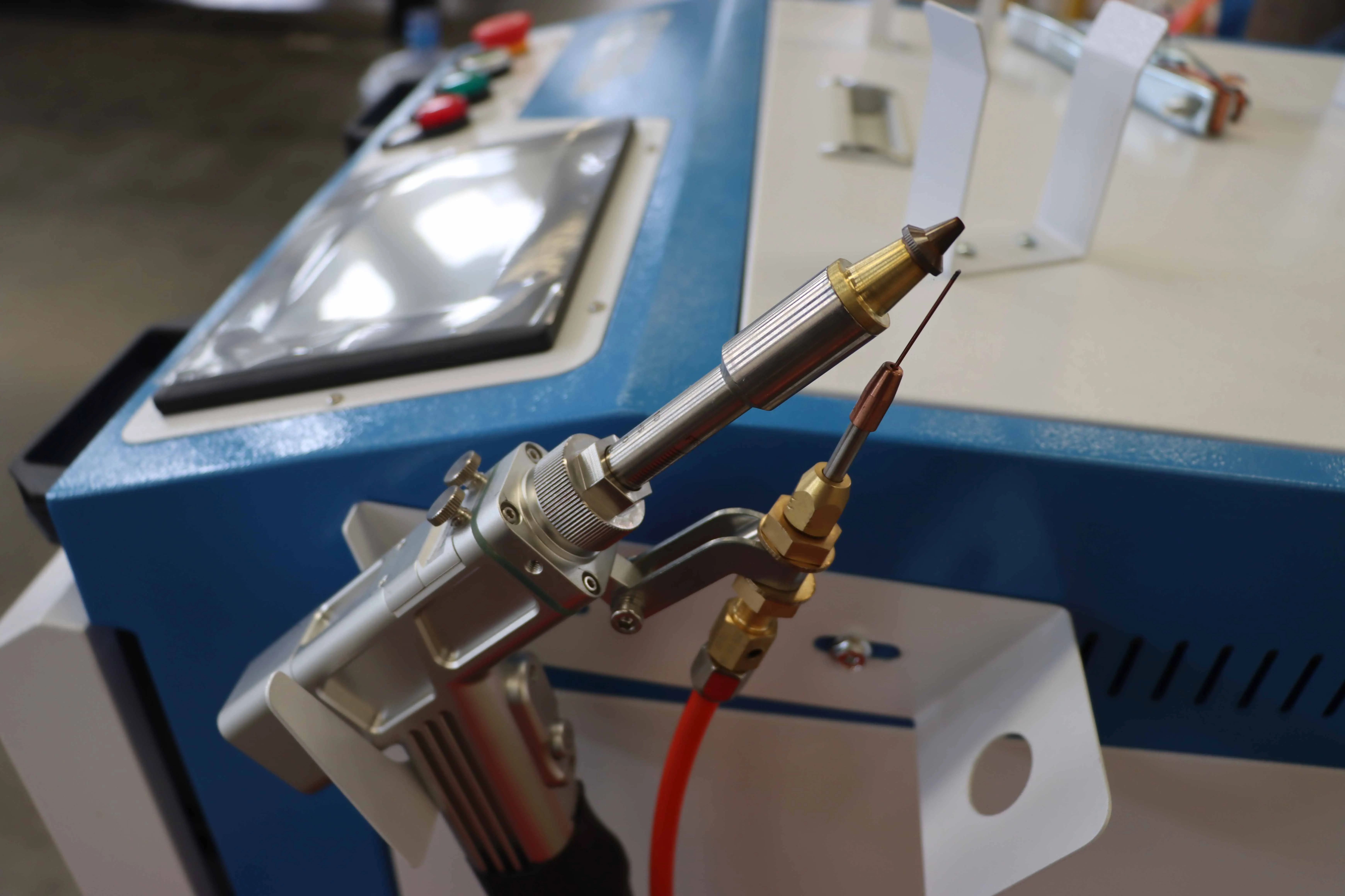 Laser welding machine RCL2000 for welding