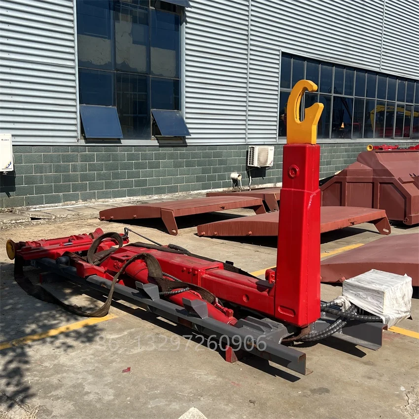 Hook lift garbage truck