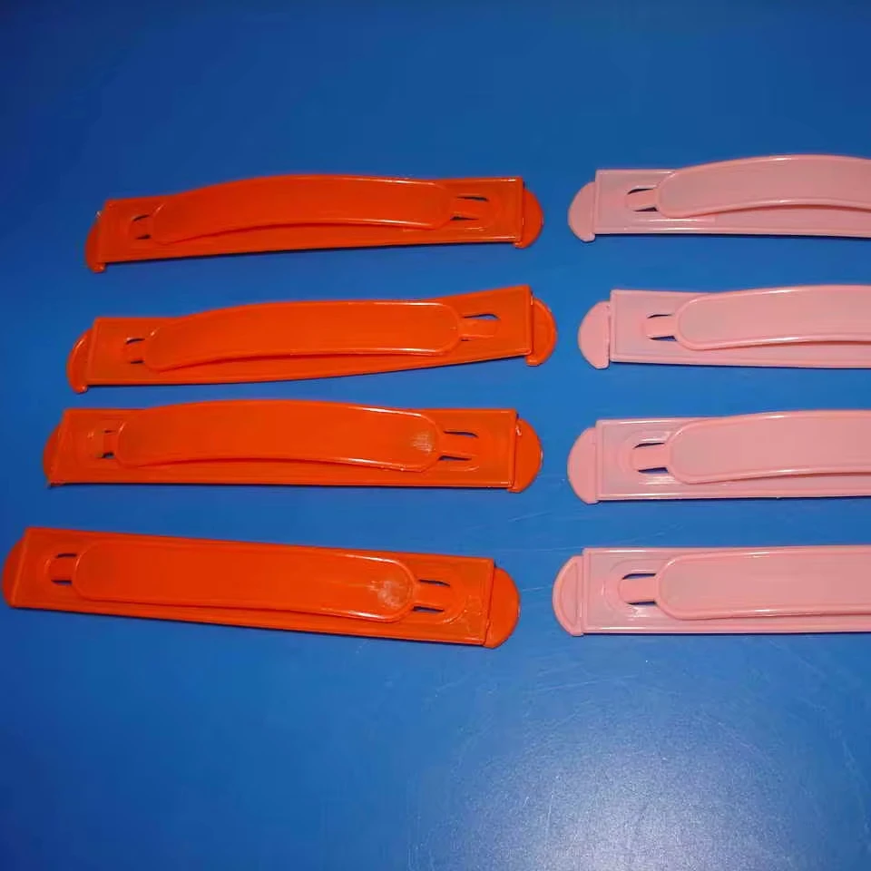 Цветные пластиковые ручки и цветные