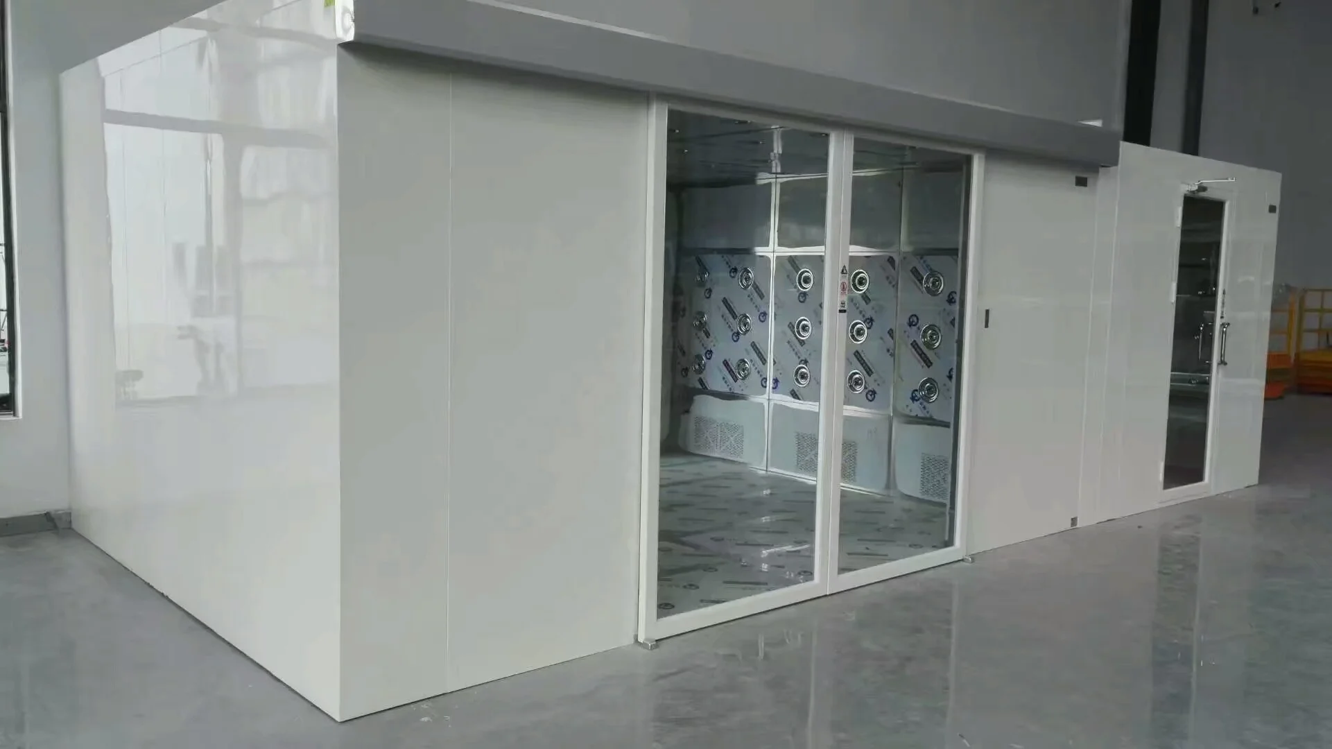 Automatic induction door person and cargo air showers