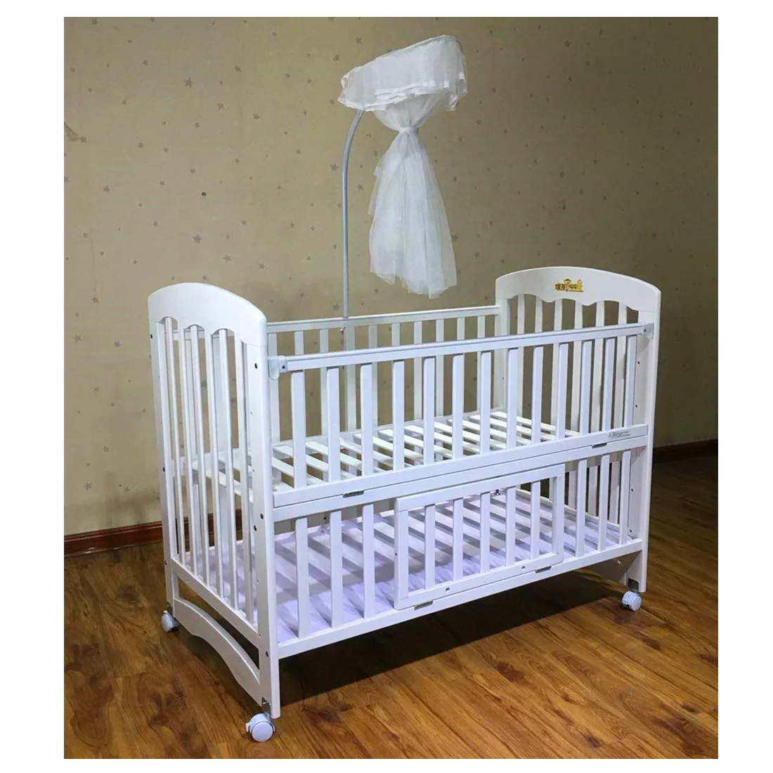 
Hotsale White Painting Baby Crib Beds With Wheels And Mosquito Nets 