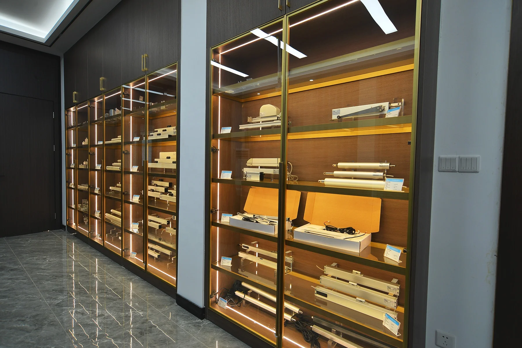 Hongze Wifi Hidden Small Window Opener Built-in Remote Adjustable Stroke Chain Window Drive with Tuya APP 220V