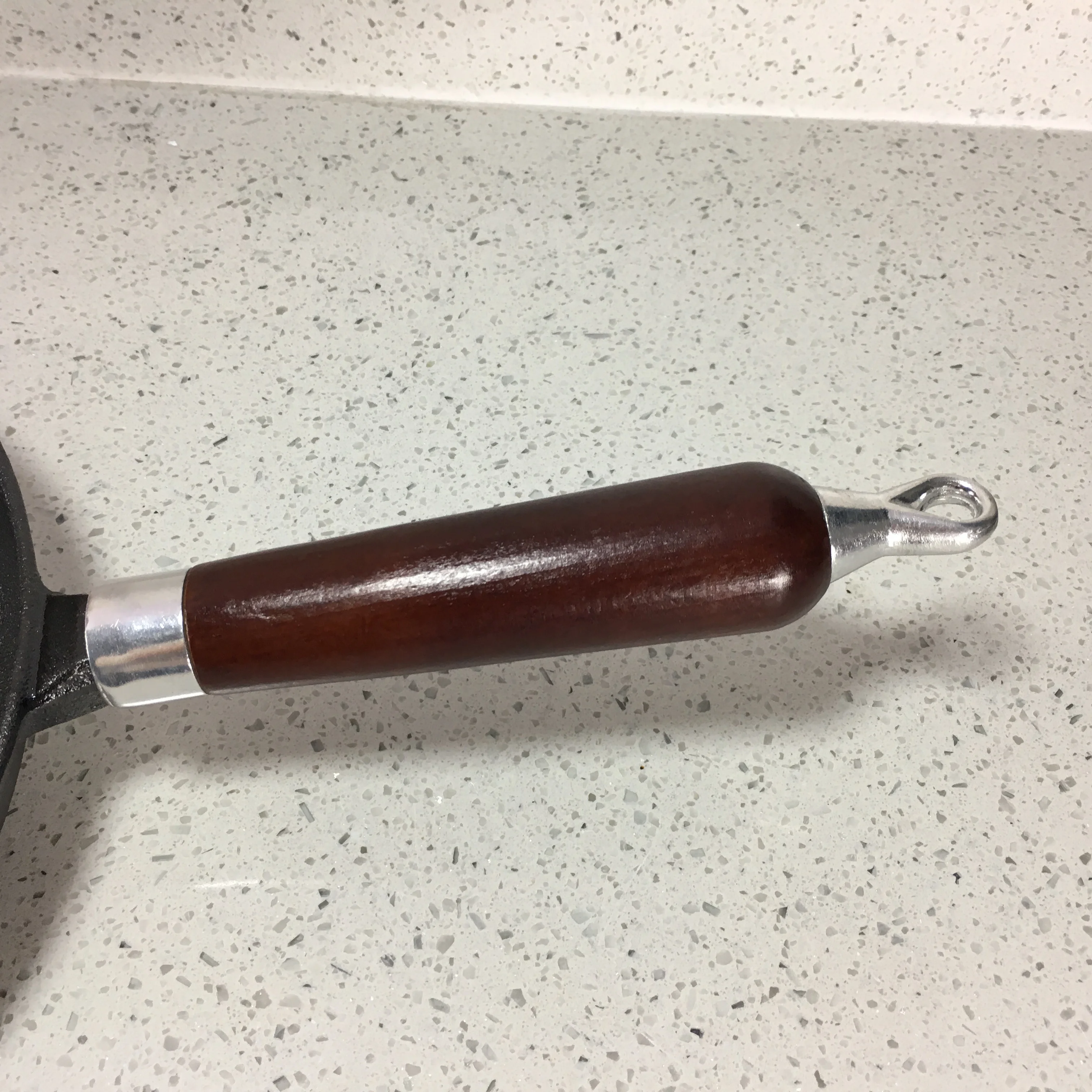 Чугунная сковорода с деревянной ручкой