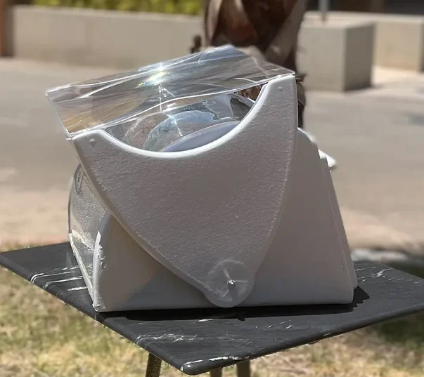 Portable outdoor solar oven for cooking hot dishes