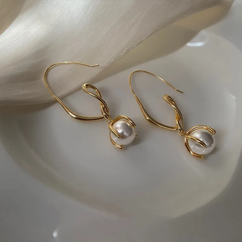 INS Style Elegant Geometric Gold Plated Irregular Claw Setting Pearl Hoop Earrings for Women Jewelry