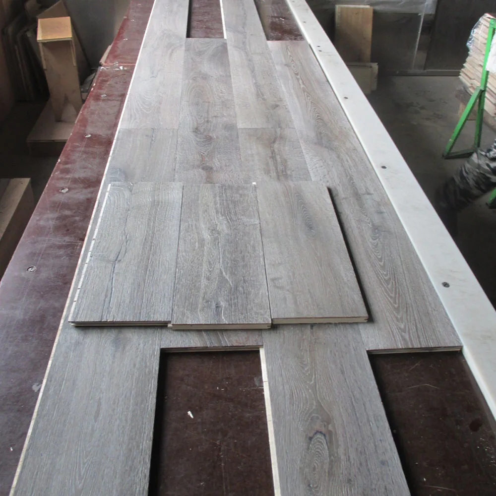 
High Quality Brushed Reactive Stained 4mm Oak Veneer Engineered Flooring 