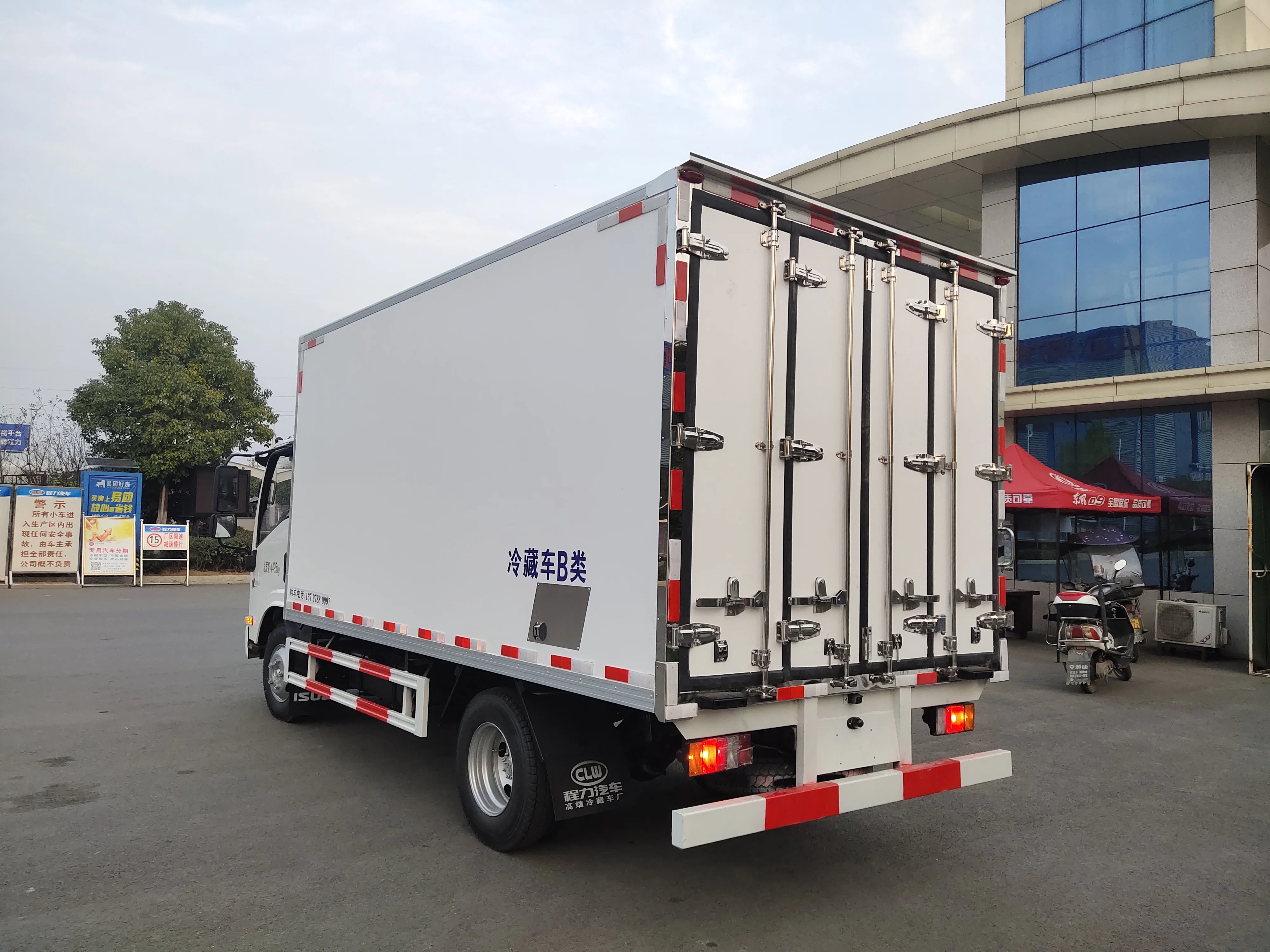 High Quality Isuzu M100 Reefer Truck Insulation Board Filled with High Insulation Effect Reefer Box Trucks
