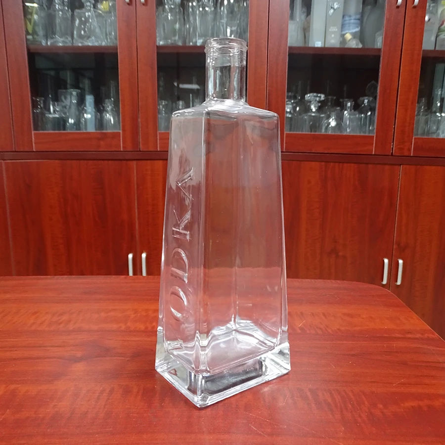 China vodka engraved logo 750 ml clear glass custom liquor bottles