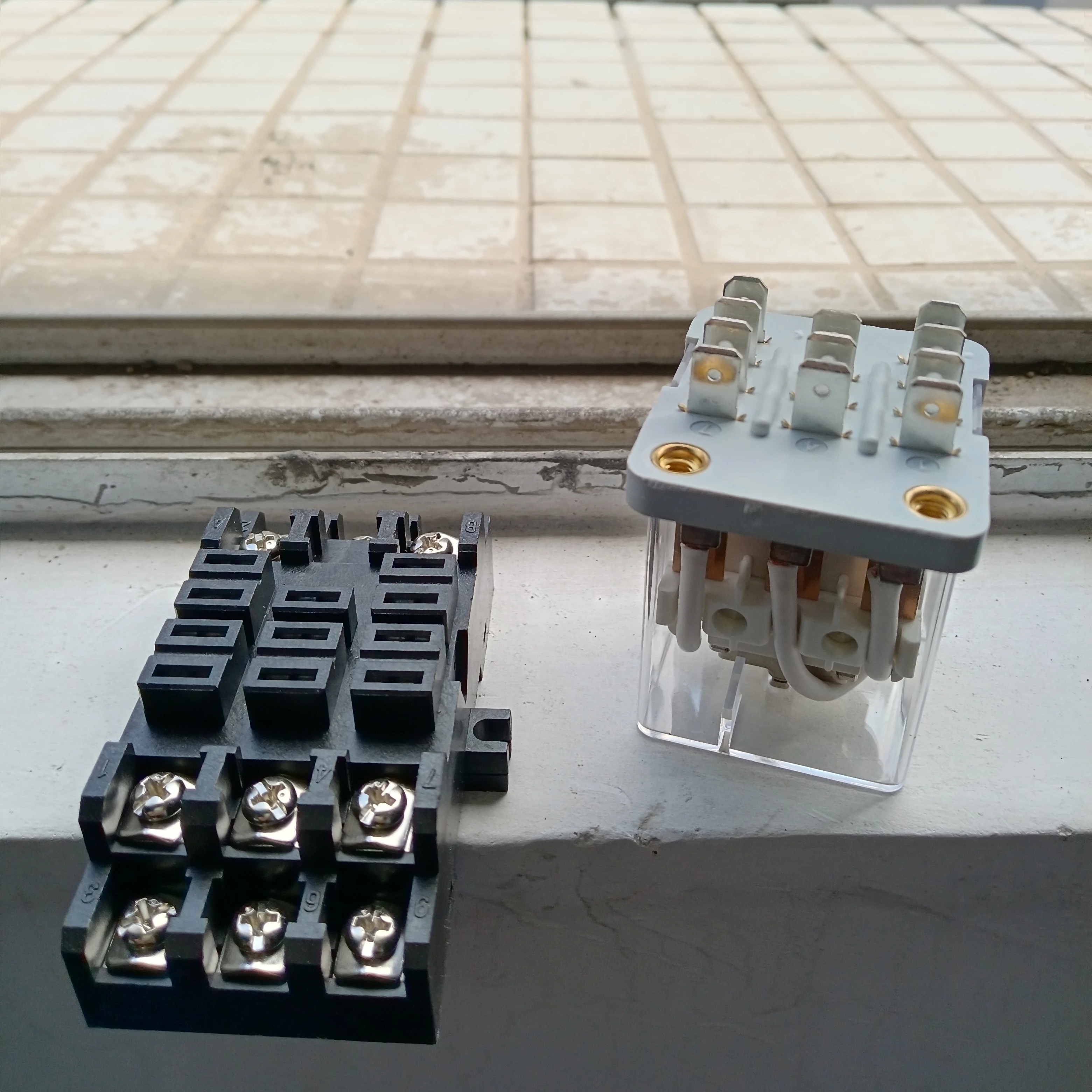 Relays + relay holders for Amusement Riding Machine