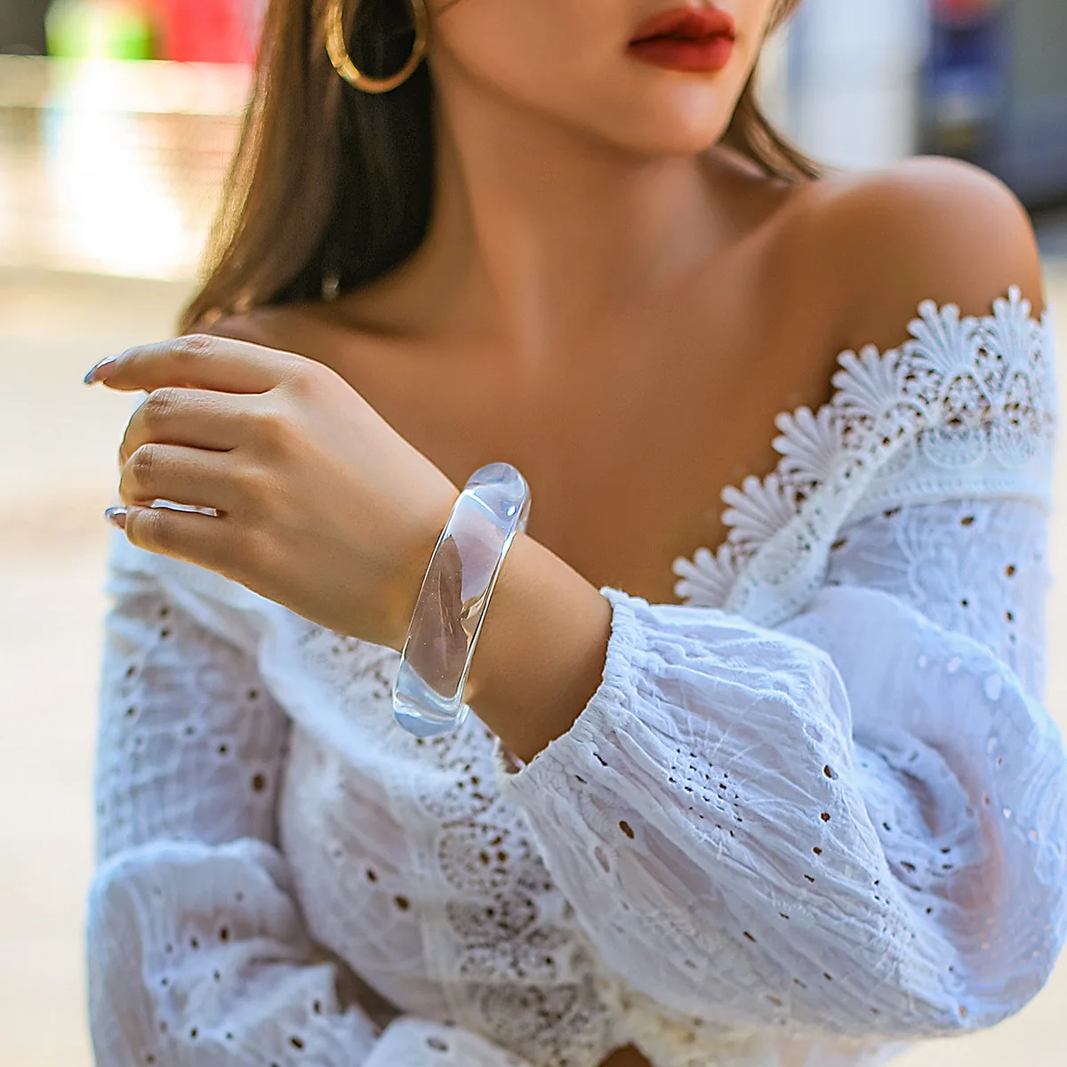 New Arrival Fashion Jewelry Exaggerated Creamy-white Amber Resin Irregular Big Round Clear  Acrylic Bracelet Bangle for Women