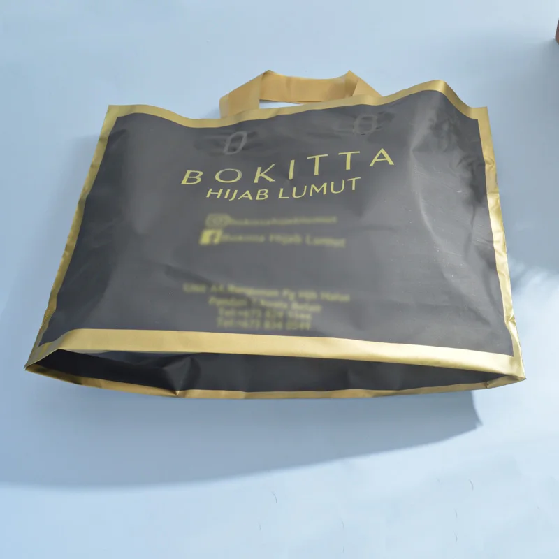 High Quality Wholesale Custom logo Black Plastic Retail Bags Carrier Shopping Bag with Handle Tote Plastic Bag for Clothing