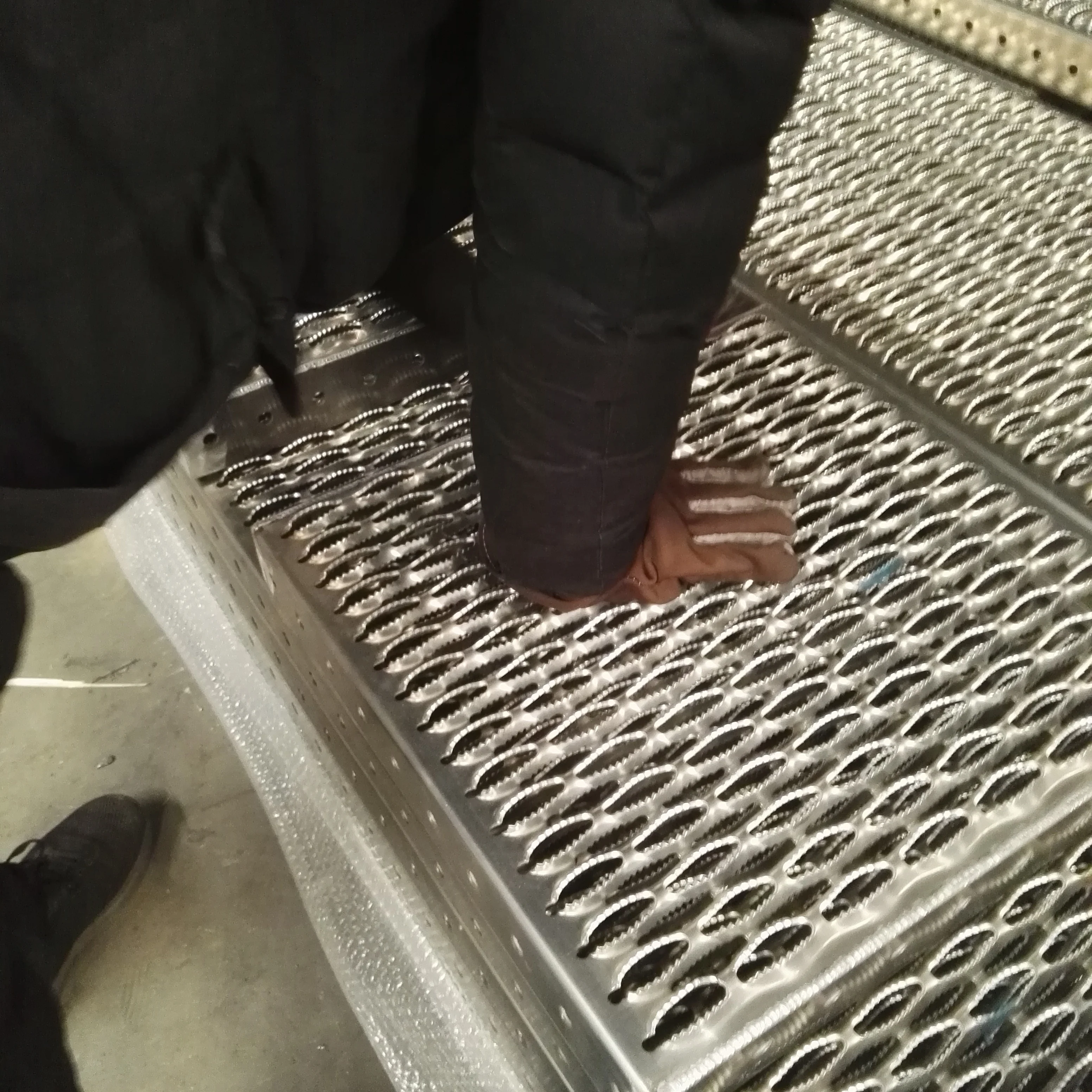 Factory price crocodile mouth anti slip metal perforated sheet aluminum walkway grating