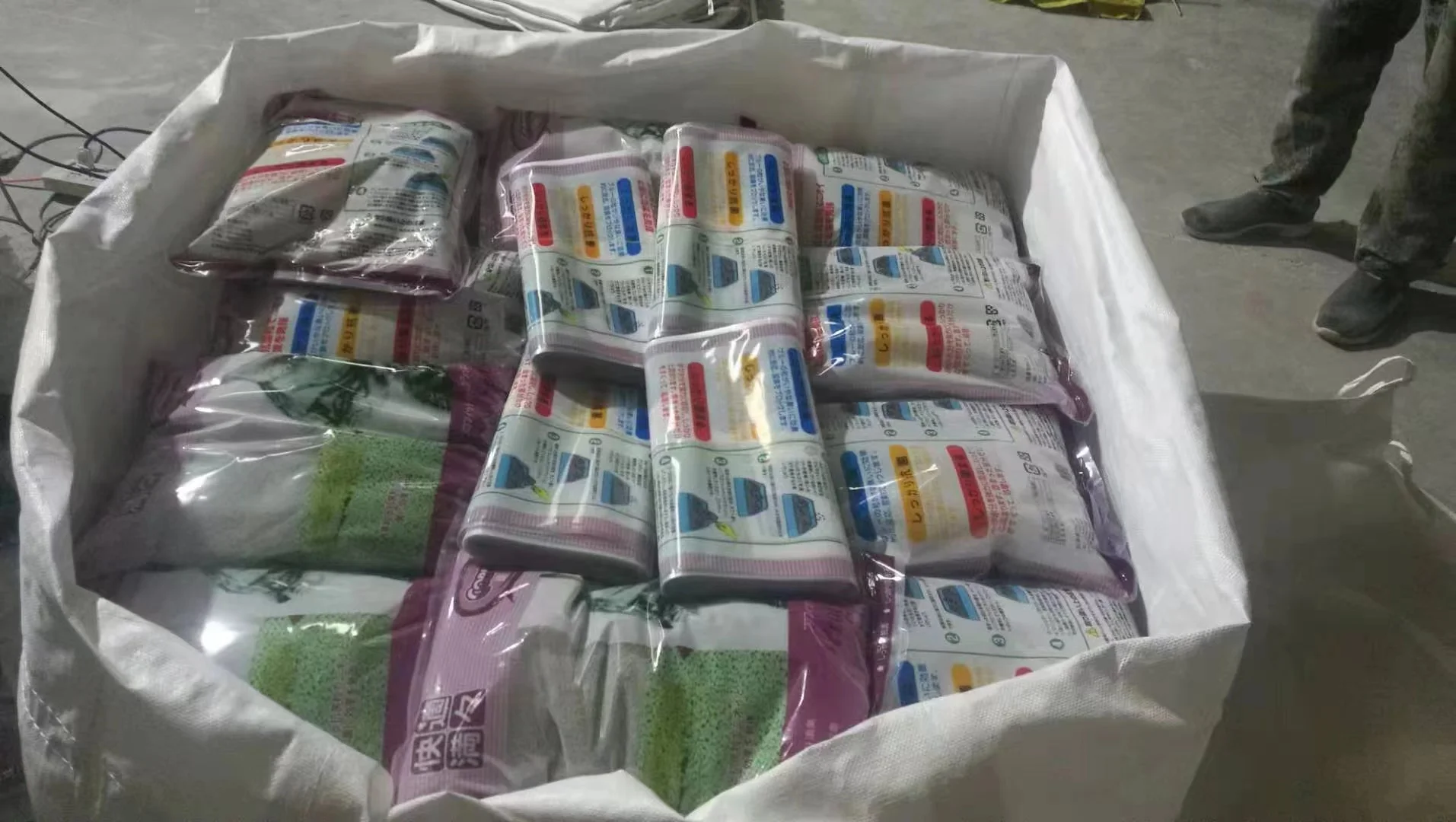 Wholesale customization OEM 3.8L 5L No dust crystal silica gel cat litter factory supply silicone cat litter