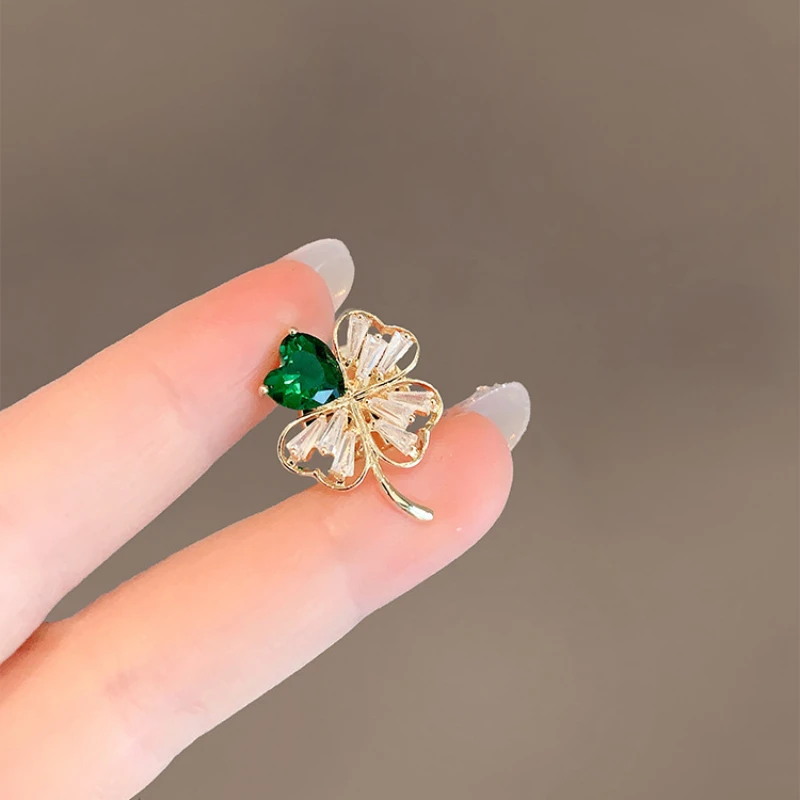 Fashion Women Exquisite Corsage Safety Pin Brooch Lucky Grass Heart Brooch Creative Green Zircon Brooch Jewelry
