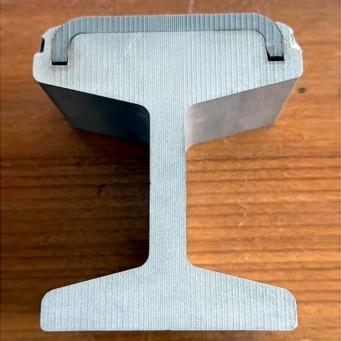 Third current conductor contact rail for metro