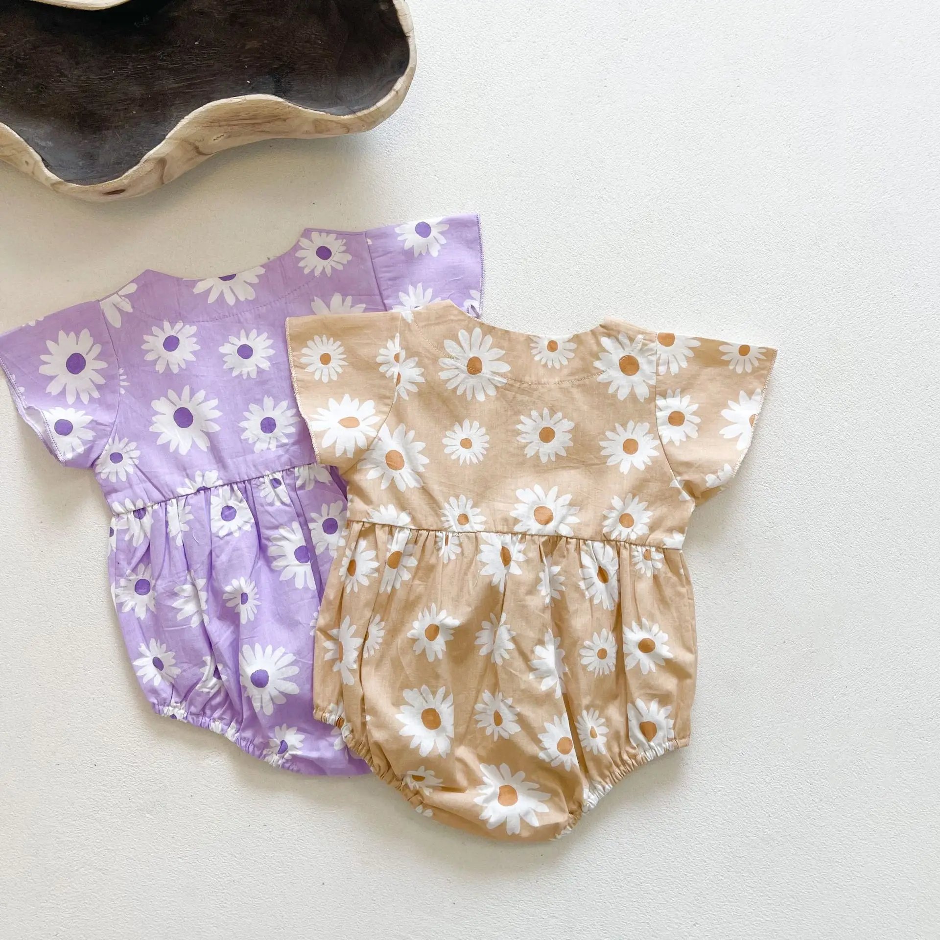 Baby summer clothes baby rompers short-sleeved bag fart clothes Korean version of the small daisy girl baby onesie go out romper