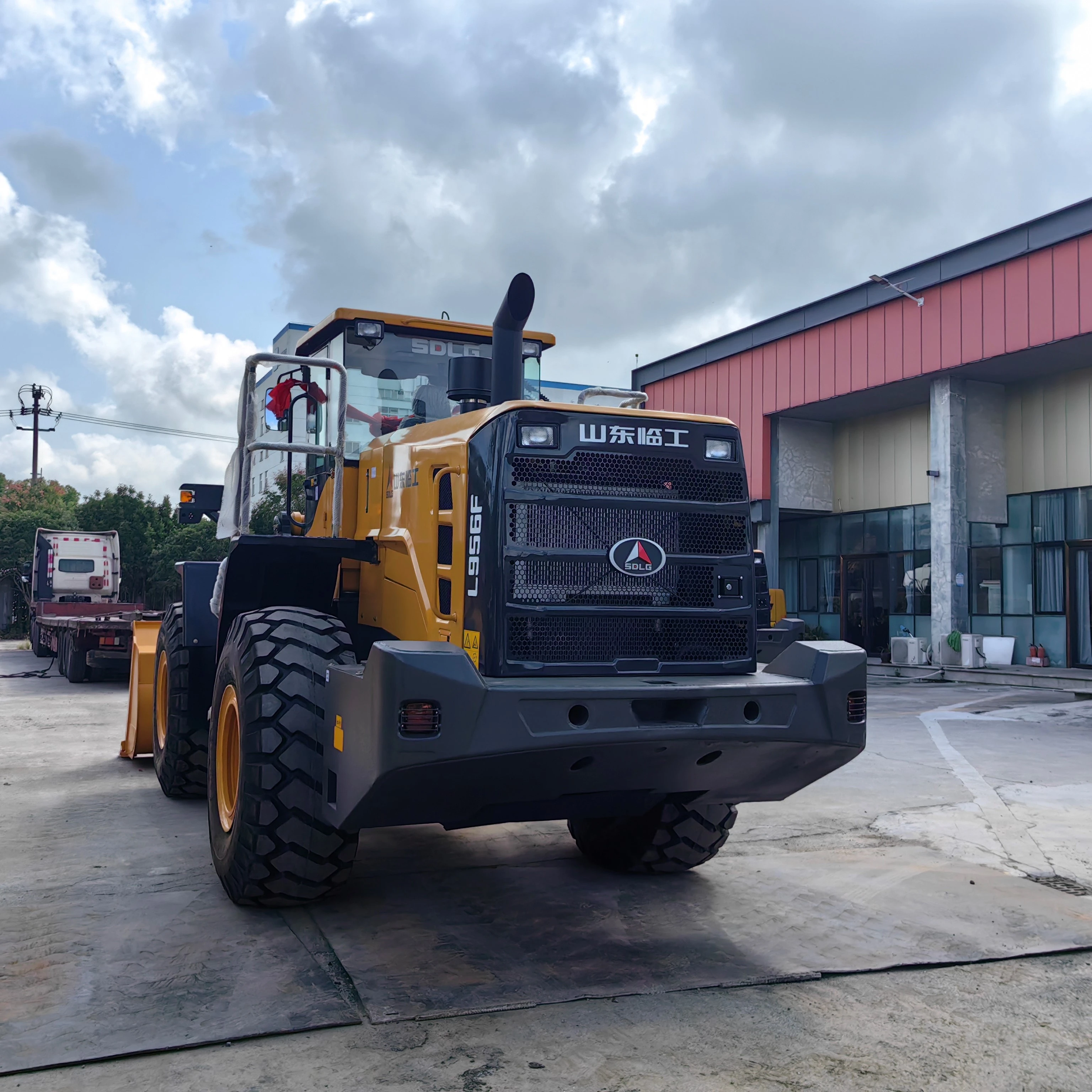 90% new used SDLG L956F loader rated capacity 6 ton high quality and high working efficiency is for sale