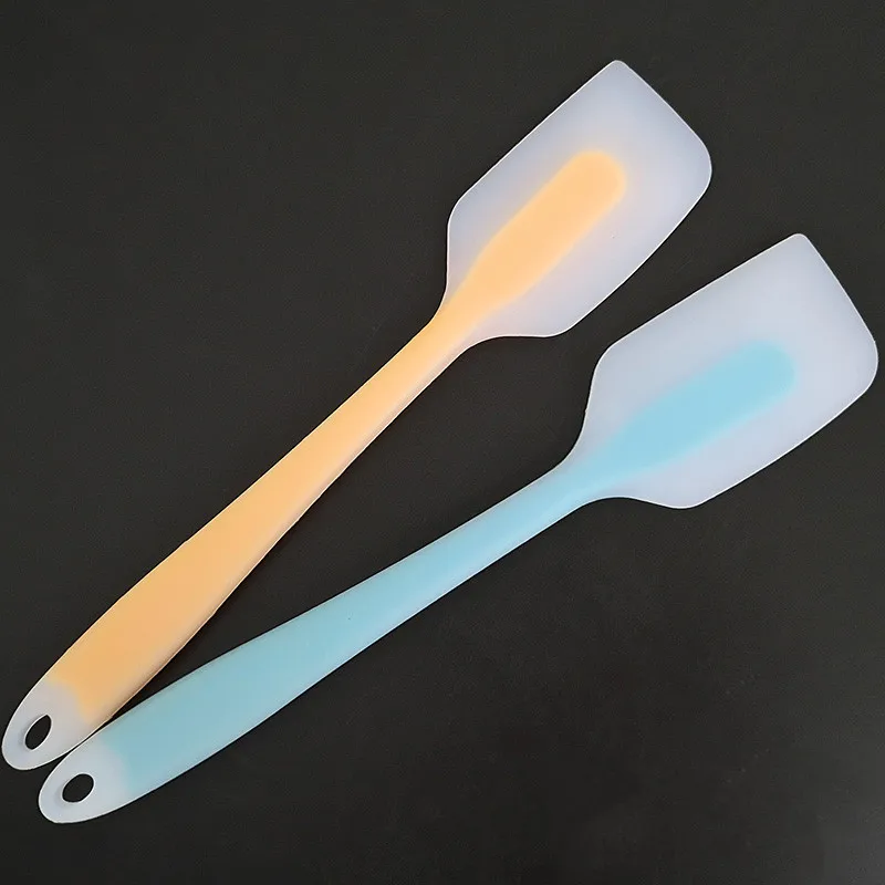2021 New Arriving Kitchen Ware Gadget High Temperature Resistant Cake Decorating Tools Colorful Multifunctional Silicon Spatula