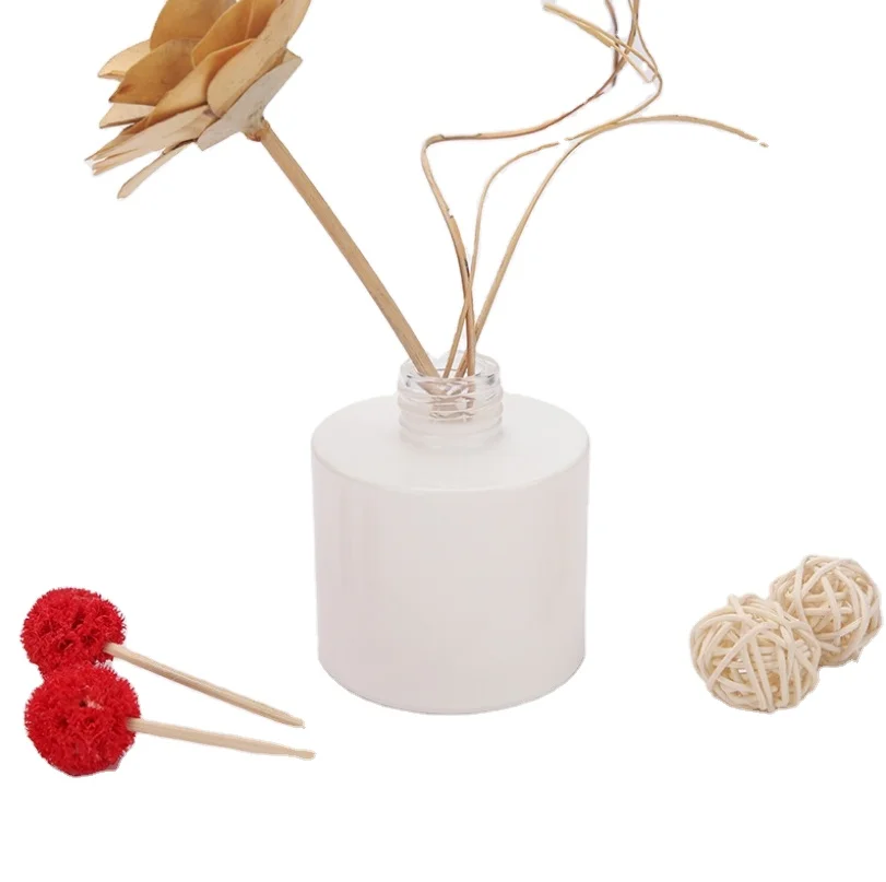 White, simple, elegant, long-lasting fragrance