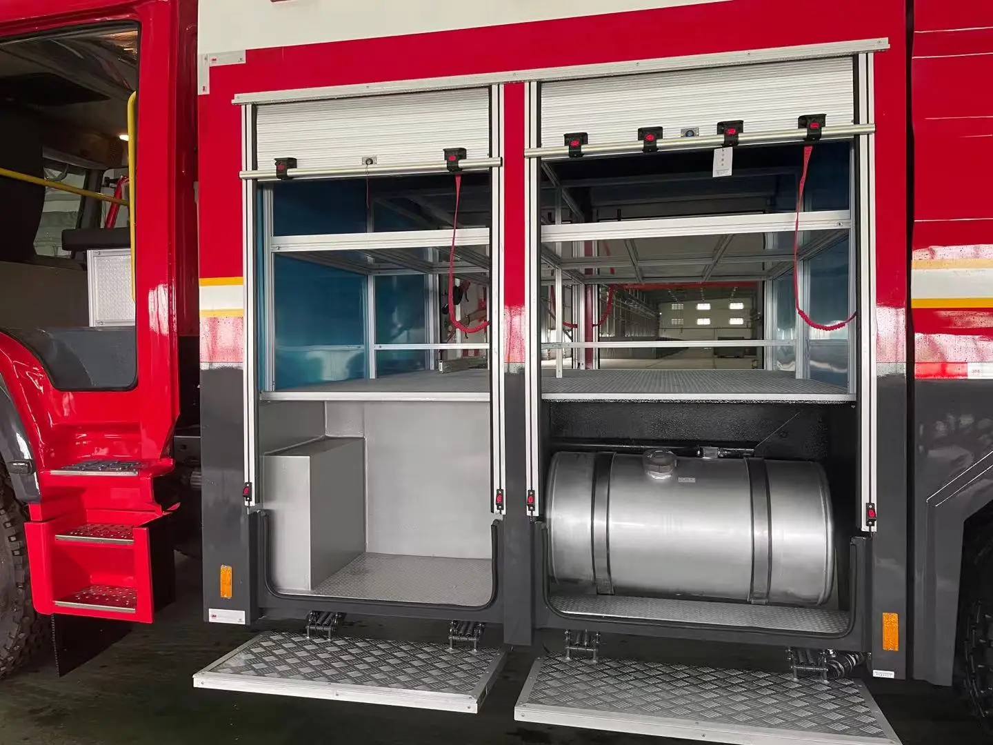 Chinese Manufacturer 4*2 Fire Fighting Equipment Water Fire Truck For Sale