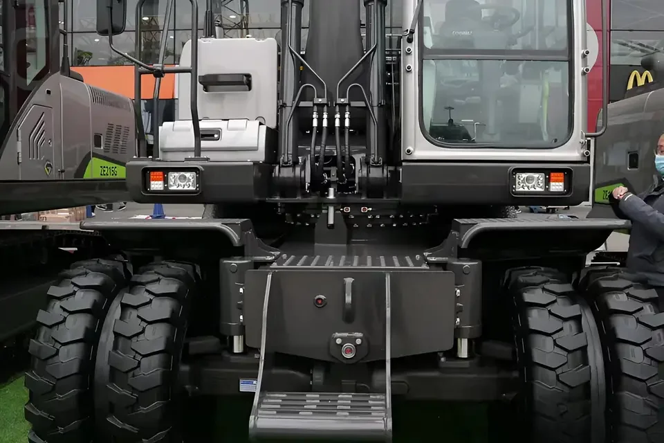 Factory Price Earthmoving Machine ZE150WG 15 Ton Digger Wheel Excavator with Spare Parts
