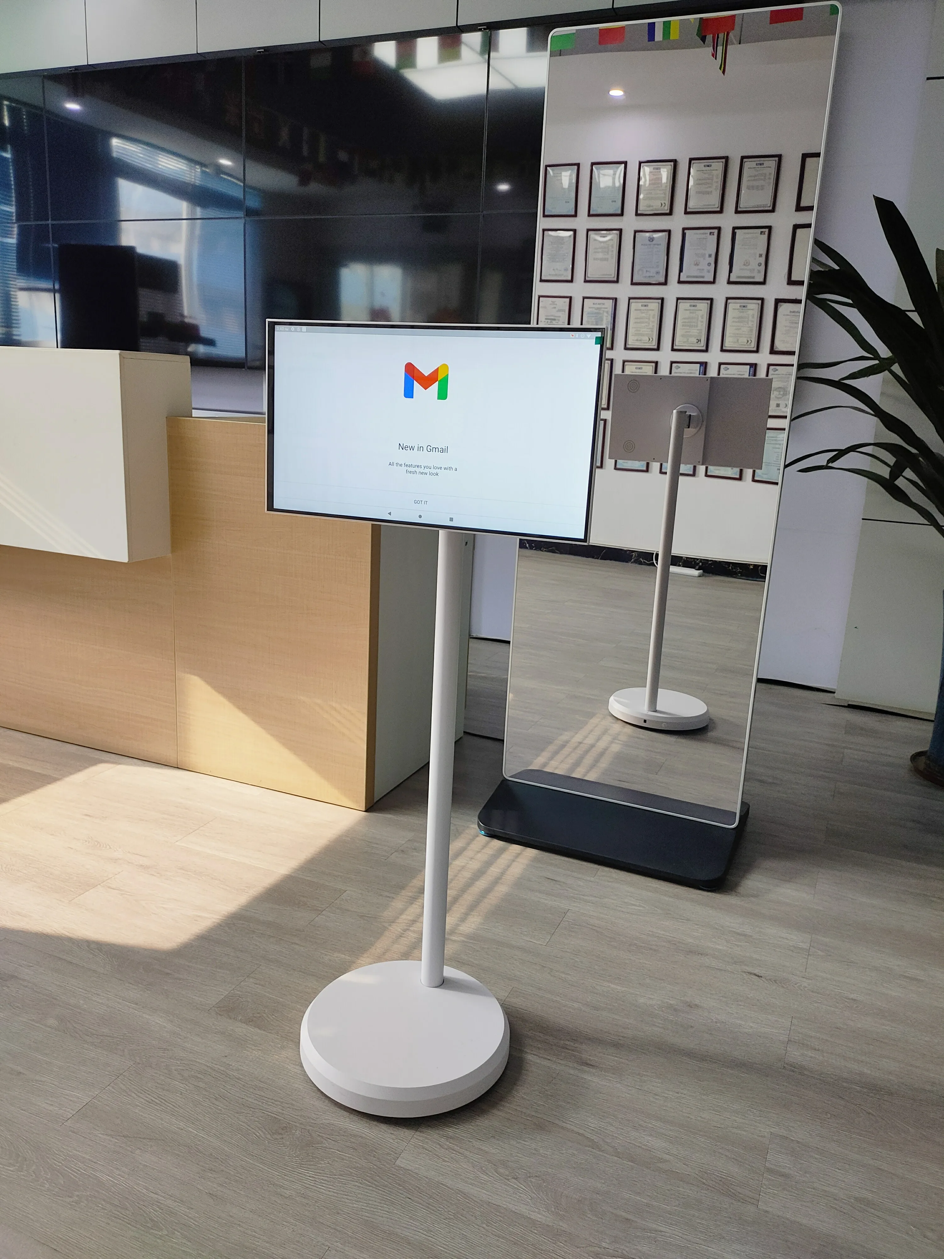 22 Inch Wireless Movable TV on Stand Wheels Indoor Touch Screen Monitor Android 12 Smart TV with Built-in 4H Battery