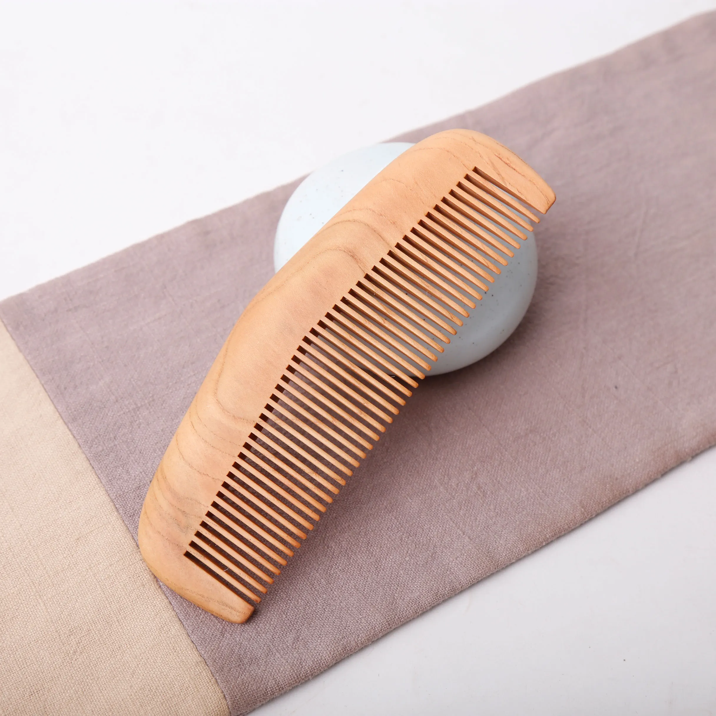 Chinese wood carving handicraft manufacturers  Simple comb  Mahogany comb Customization of wood carving gifts