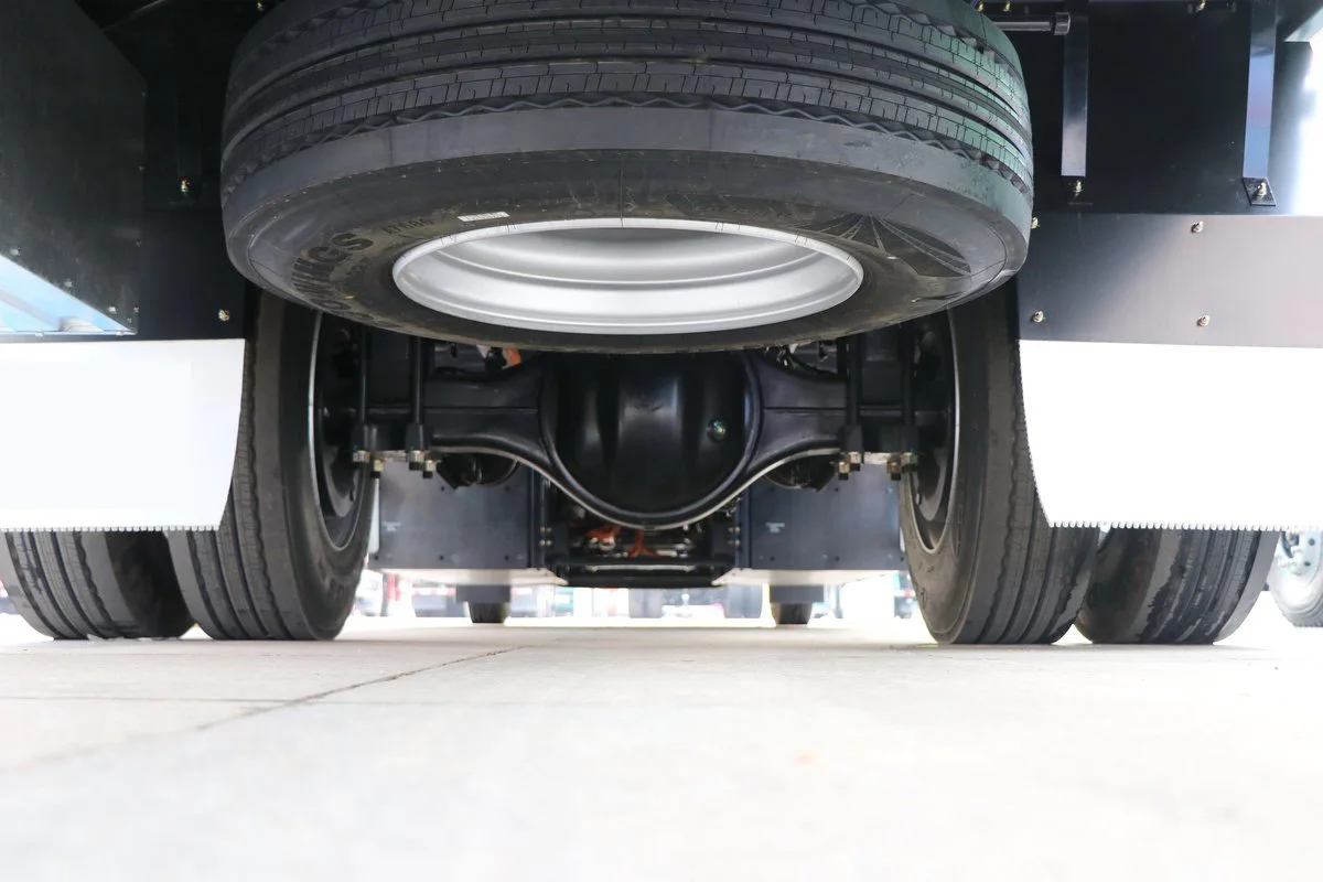 Endurance mileage 400km battery capacity 352.08kWh 4x2 6 wheeler 275/80r22.5 tires transport box cargo van body truck