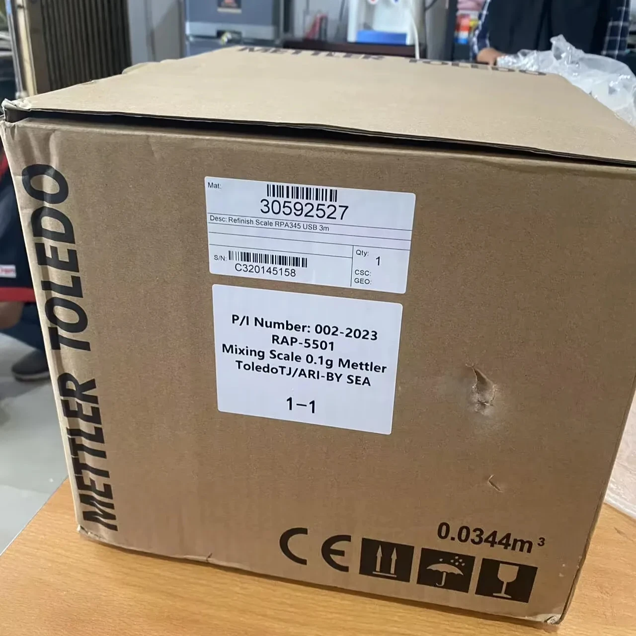 digital weighing meter  big Capacity Max. and 0.1g accuracy. It is made by Mettler Toledo. Automatic calibration of weights, wit