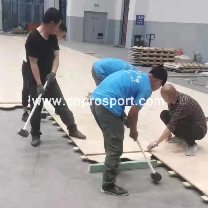 Manufacturer carefully manufactures portable solid wood sports floor basketball squash court maple oak birch beech gym