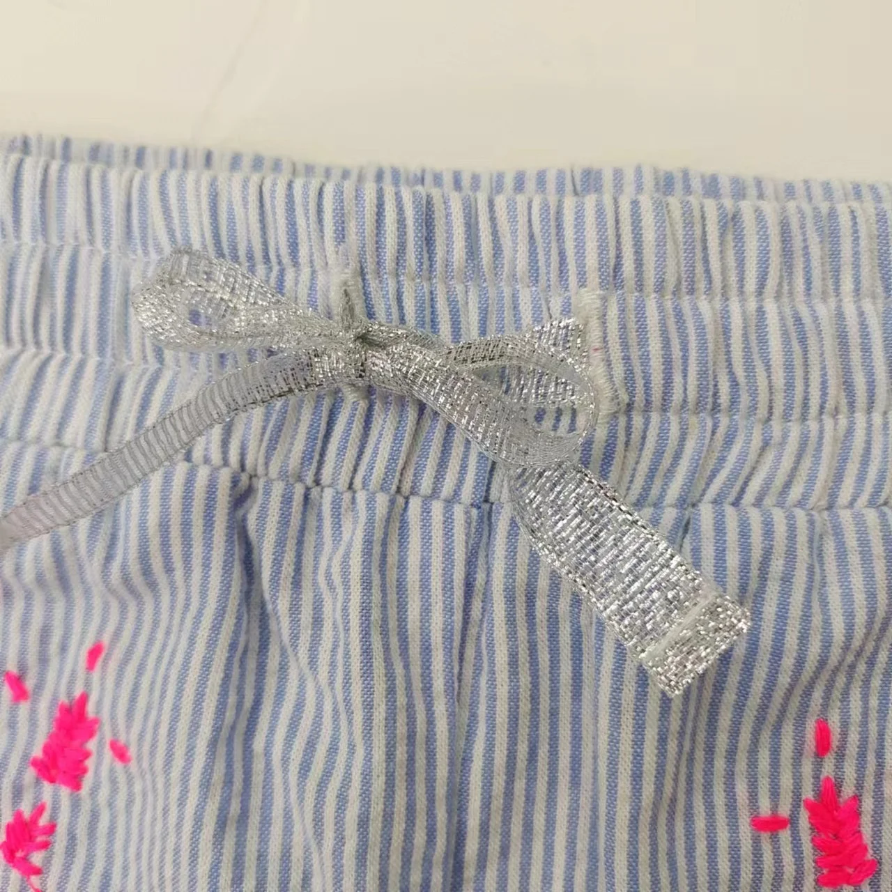 Детское трикотажное платье с рюшами