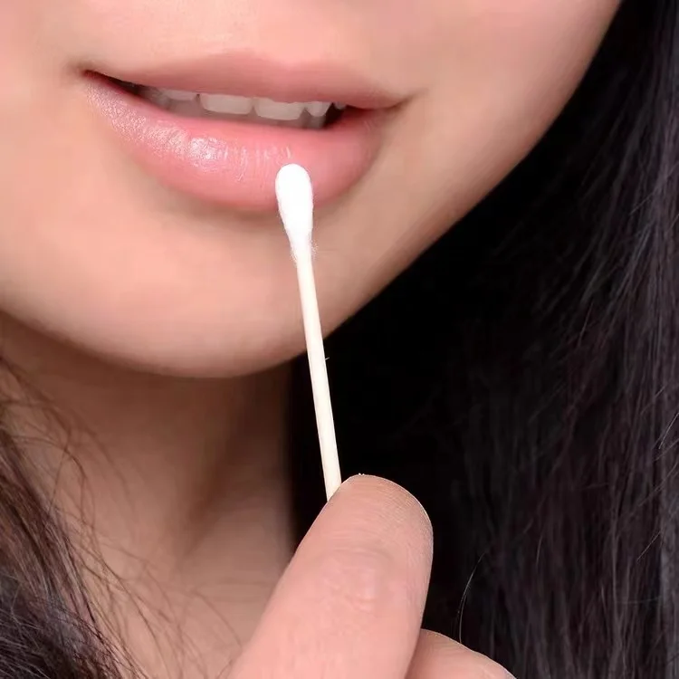 Non-pollution Cotton Swab Stick Wooden Cotton Swab from China Disposable Cotton Bud 10-15 Days Customized Household Daily Use