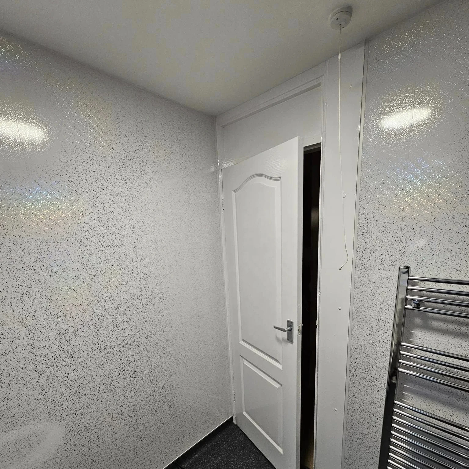 Modern Design 1m Wide Waterproof PVC Wall Panels New Strip Ceiling Tiles for Bathroom Wet Room Car Wash Shower Wall Cladding