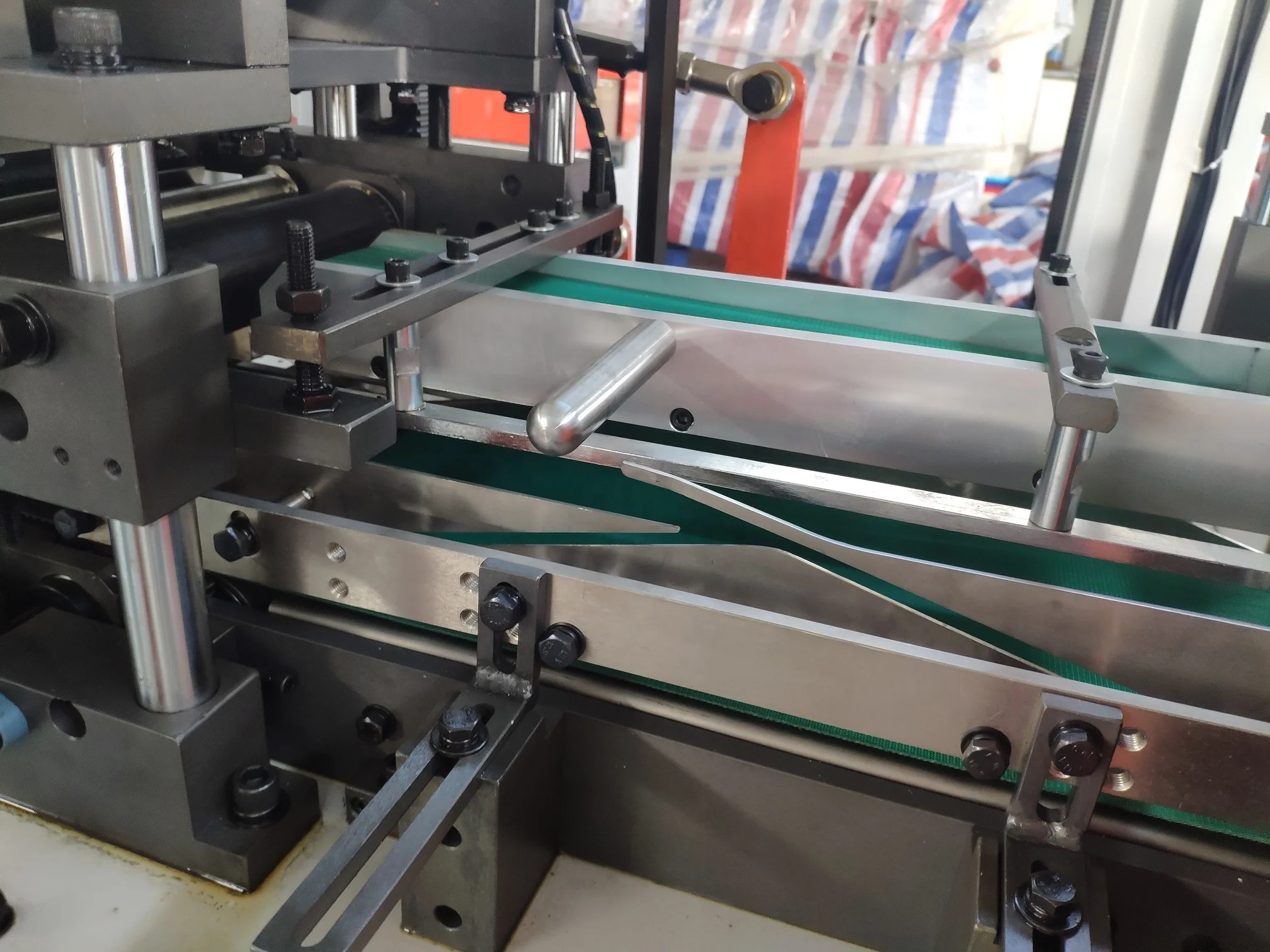 Automatic facial tissue paper soft packing machine